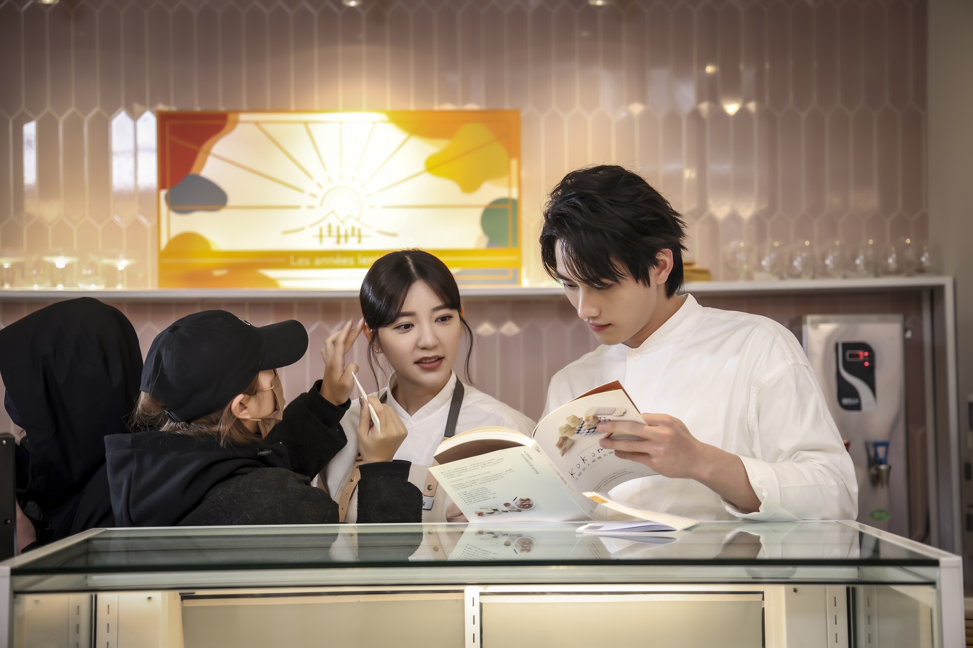 郭雪芙(右二)與范少勳(右一)首次組CP談姐弟「格差戀」。(時創影業提供)