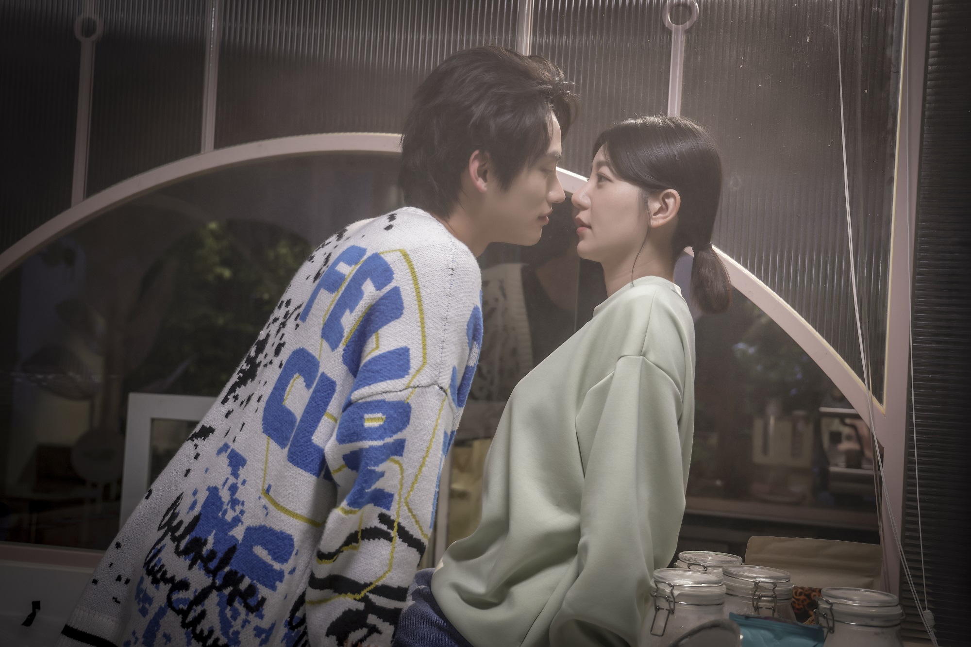 郭雪芙（右）與范少勳（左）首次組CP談姐弟「格差戀」。（時創影業提供）