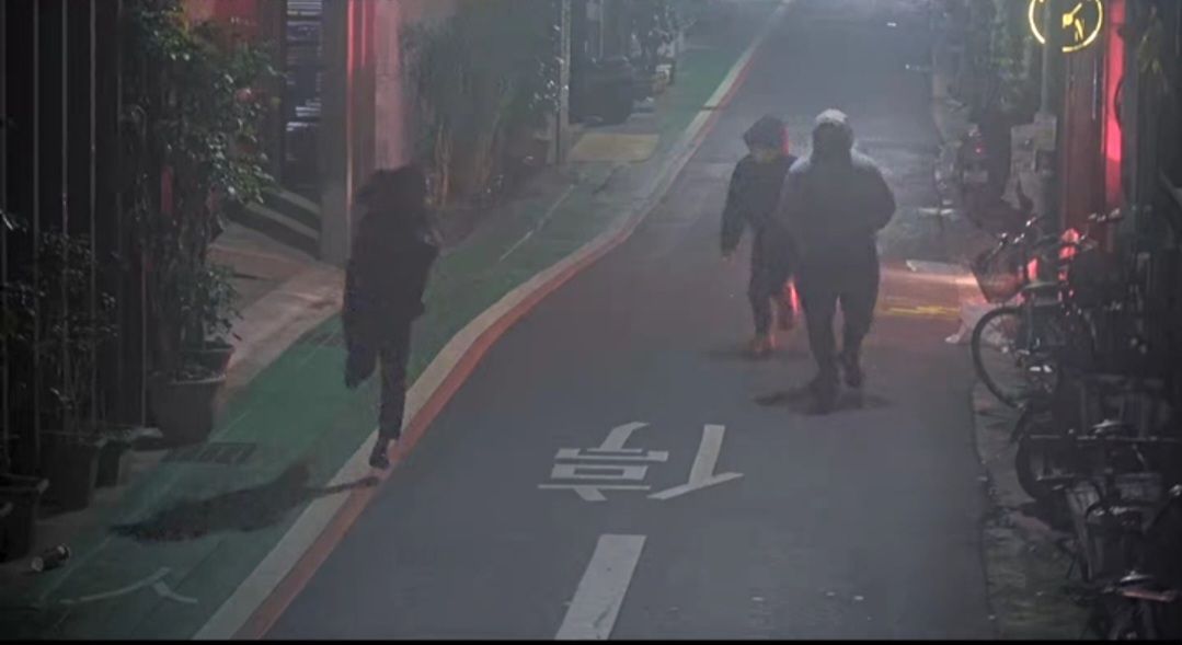 警方當時調閱監視器調查,發現有19名男子進入砸店犯案。(翻攝畫面)