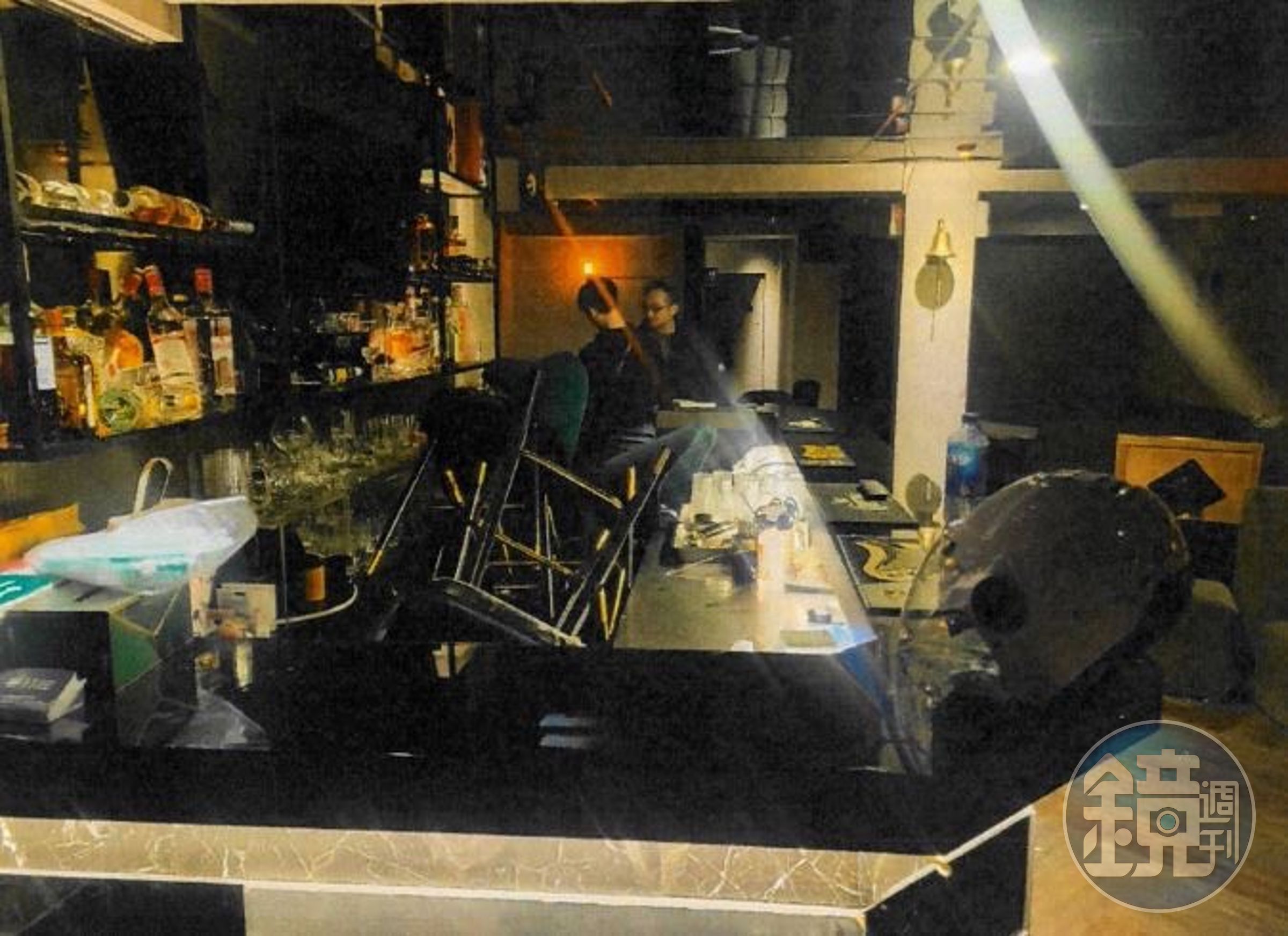 遭潘男及19名小弟砸毀的飲酒店，內部裝潢毀損嚴重。（翻攝畫面）