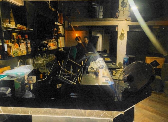 遭潘男及19名小弟砸毀的飲酒店，內部裝潢毀損嚴重。（翻攝畫面）