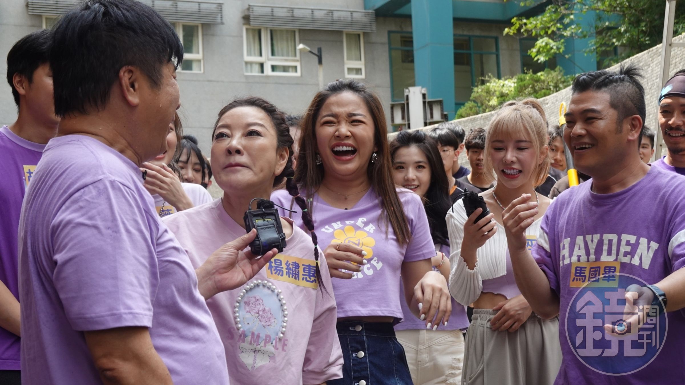 楊繡惠、胡瓜到中華大學錄影。(民視提供)