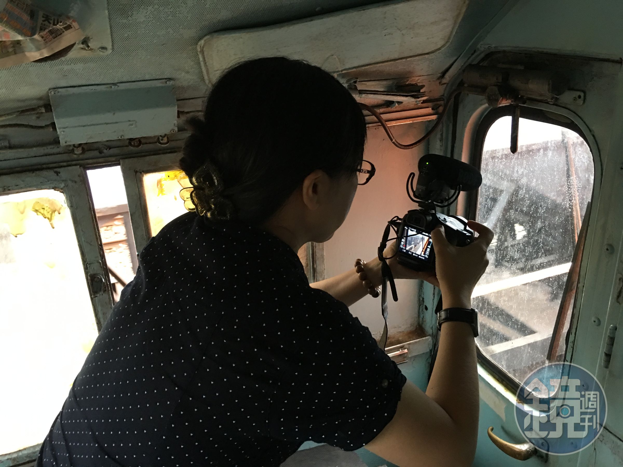 蕭菊貞和司機員擠近小小的火車機車頭中,才能記錄下電影中看到的這些珍貴畫面。(上善醫文化工作室提供)