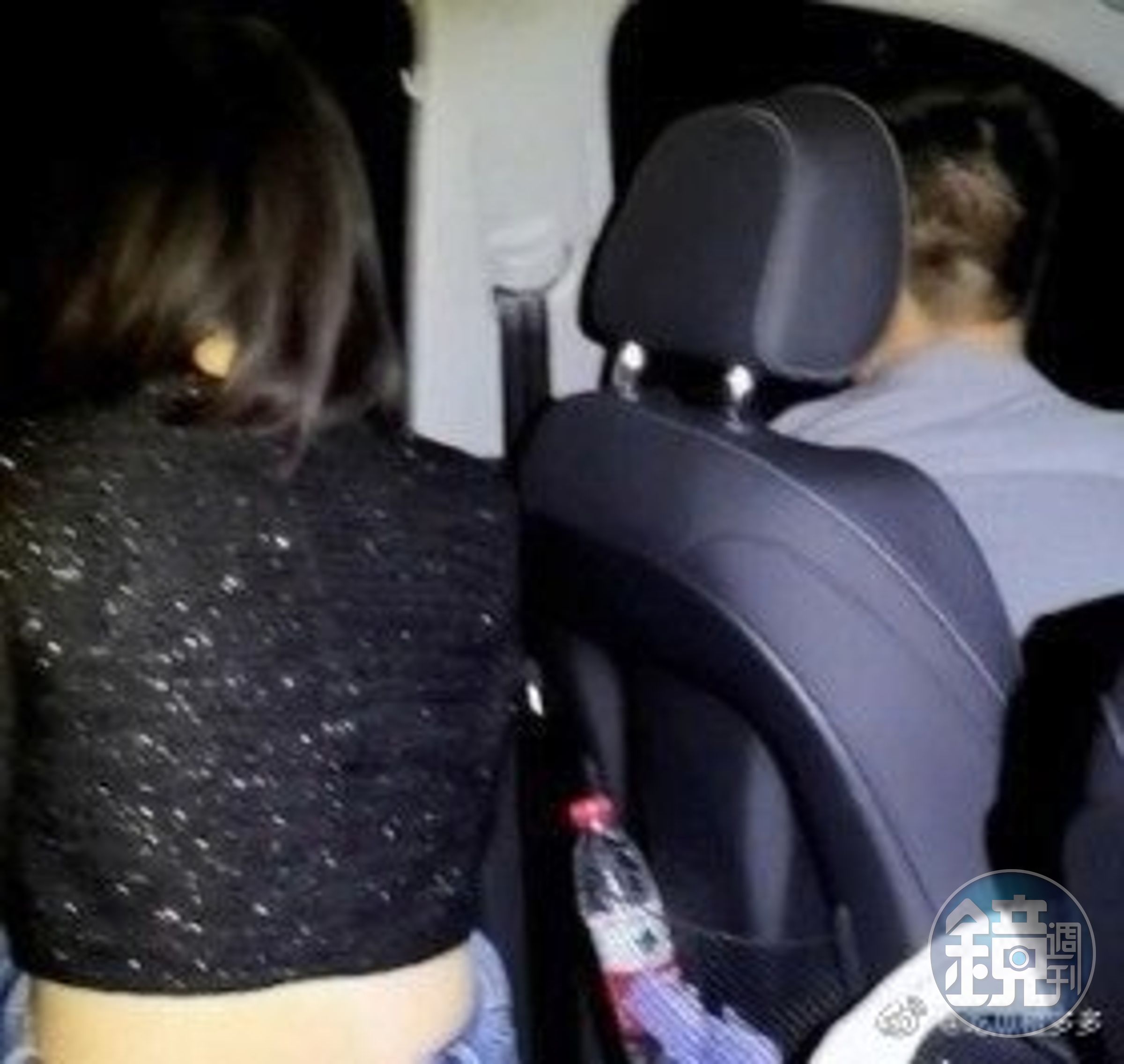 卓姓處長與人妻下屬被捉姦在車震。(翻自微博)