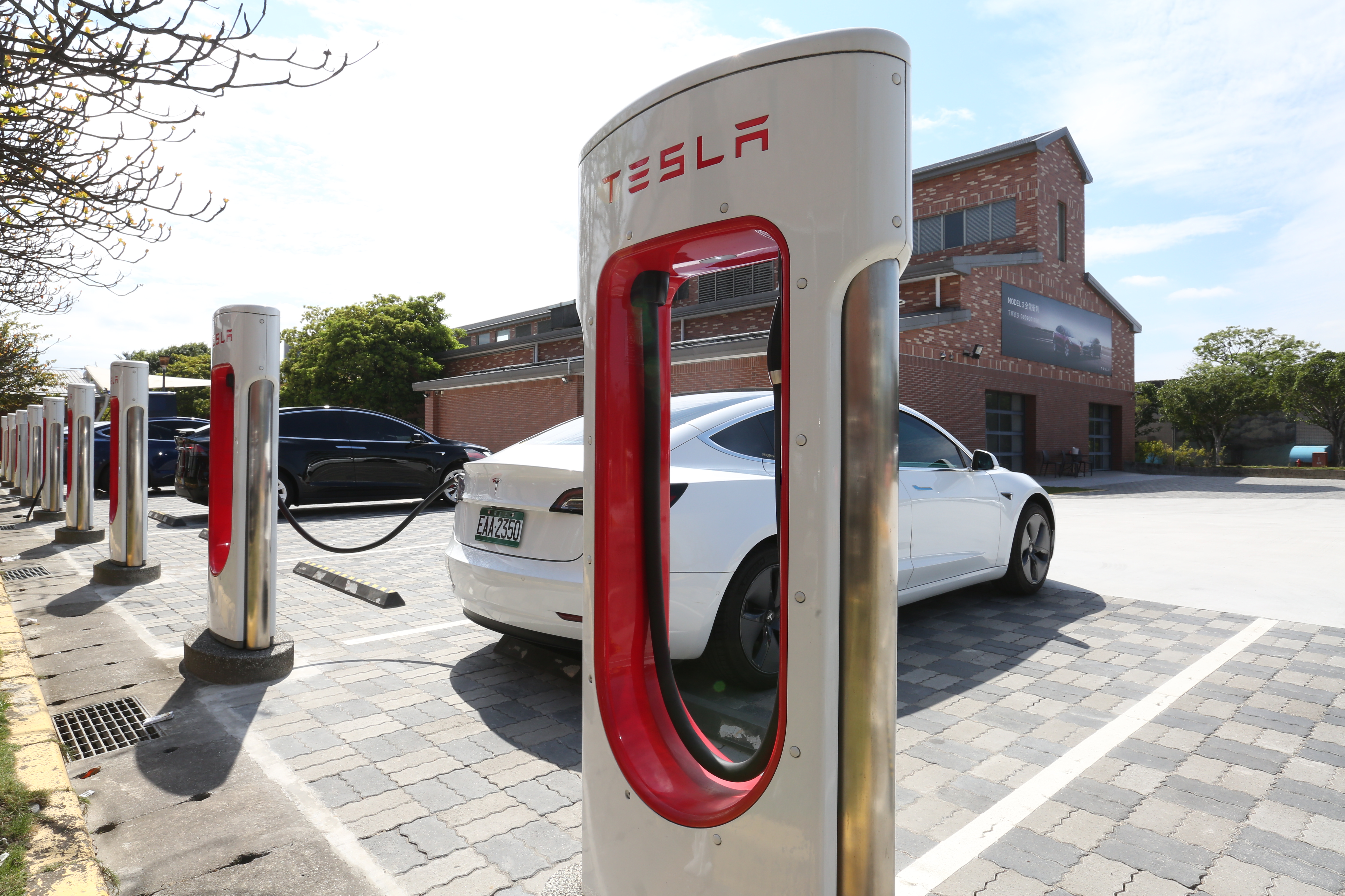 全球充電樁基礎建設仍嚴重不足，相關供應鏈訂單能見度高。（本刊資料照）