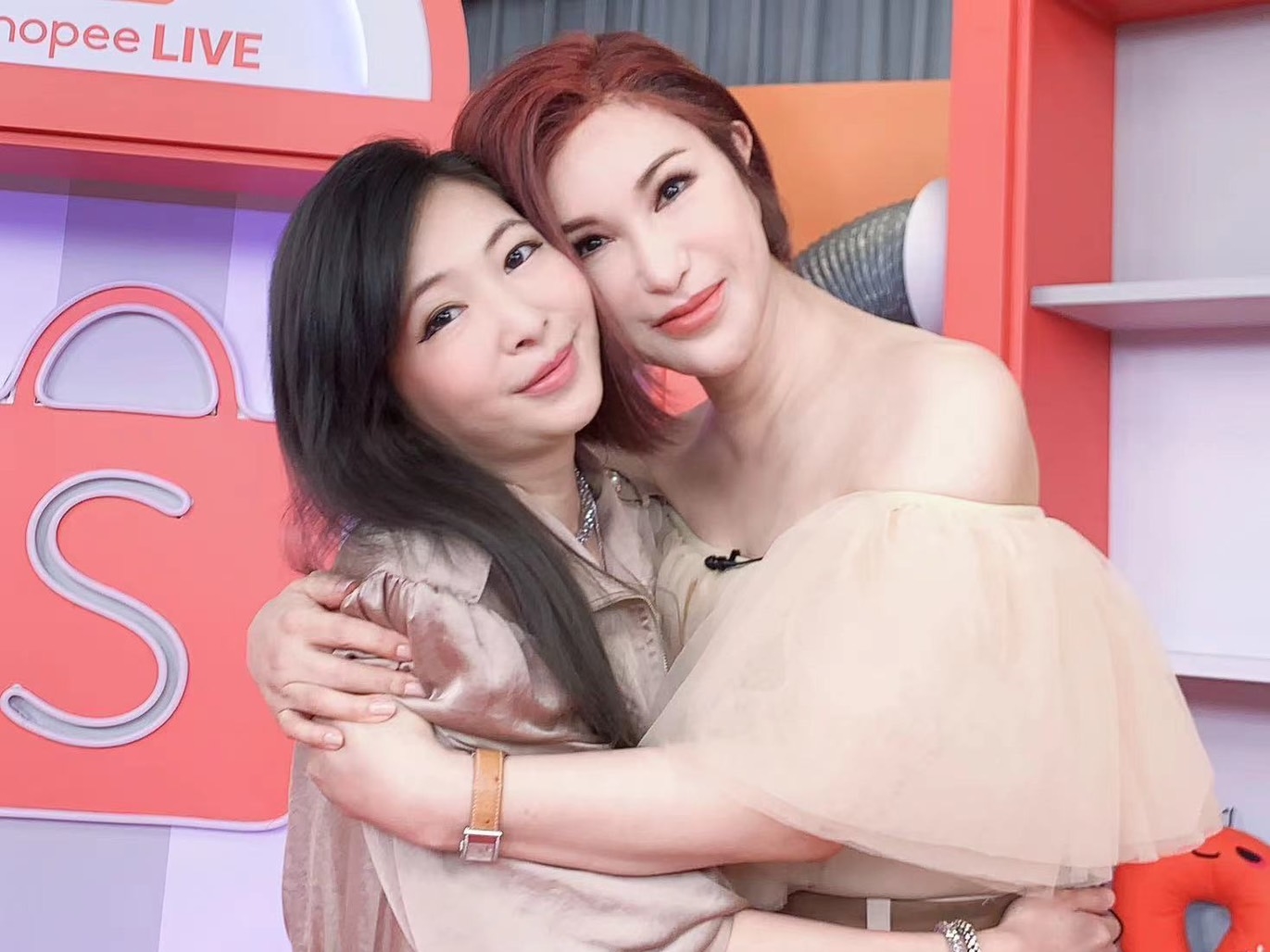 利菁（右）直播帶貨Makiyo（左）也力挺。（利菁提供）