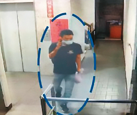 監視器拍下蘇男殺害楊、陳2人後，步出大樓準備逃亡的身影。（翻攝畫面）