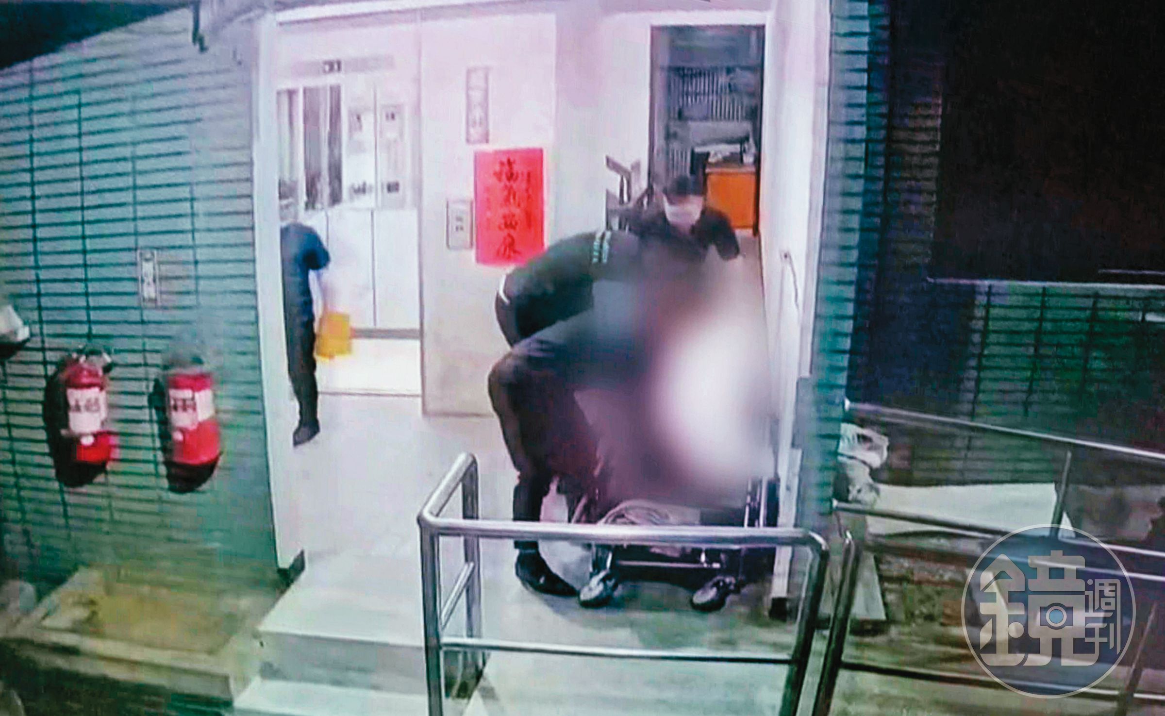 葬儀社人員正合力將屍體抬上擔架,準備送往殯儀館處理後事。(翻攝畫面)