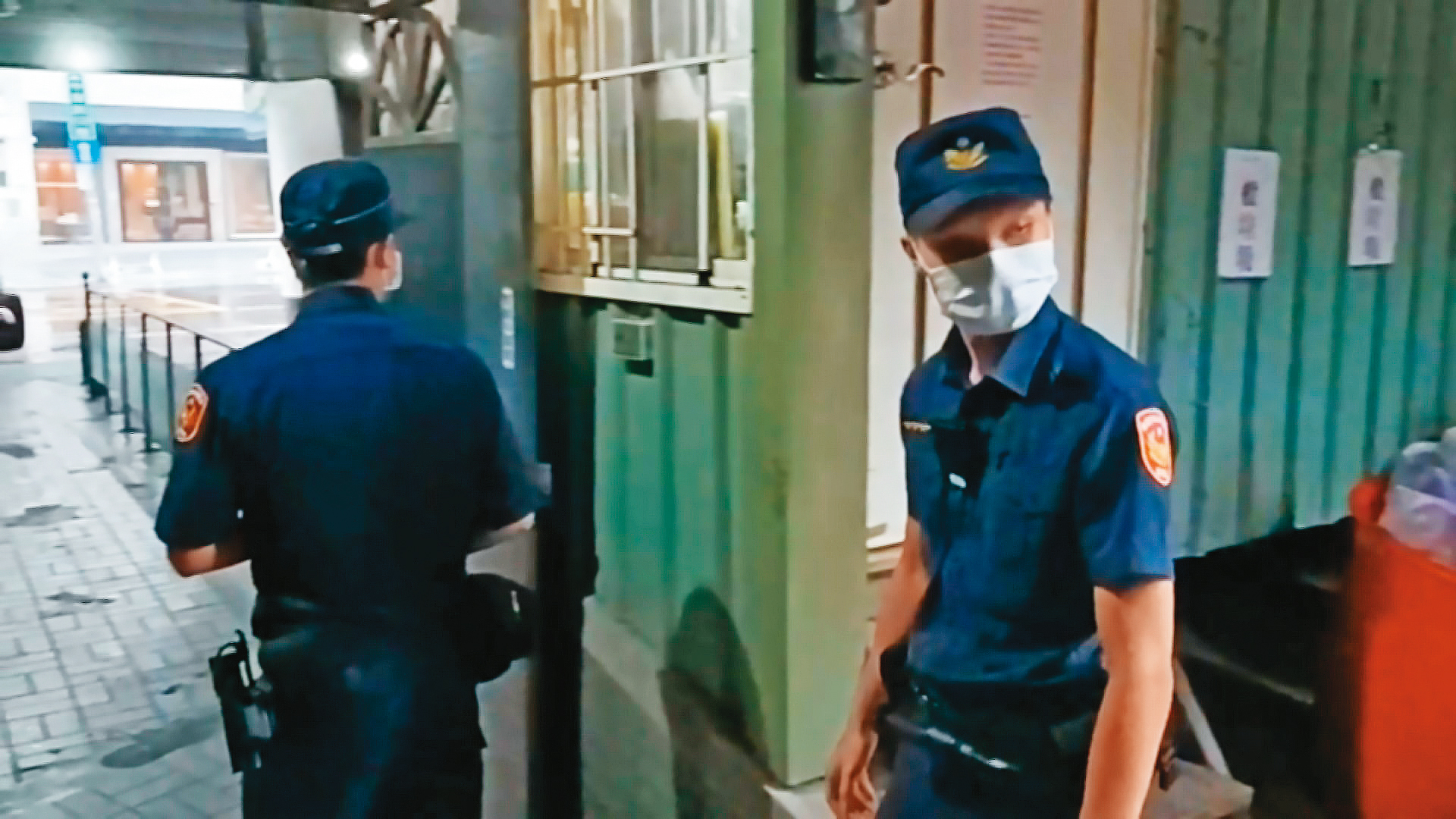得知有人在出租套房內遭槍殺，警方立即趕至現場調查。（東森新聞提供）