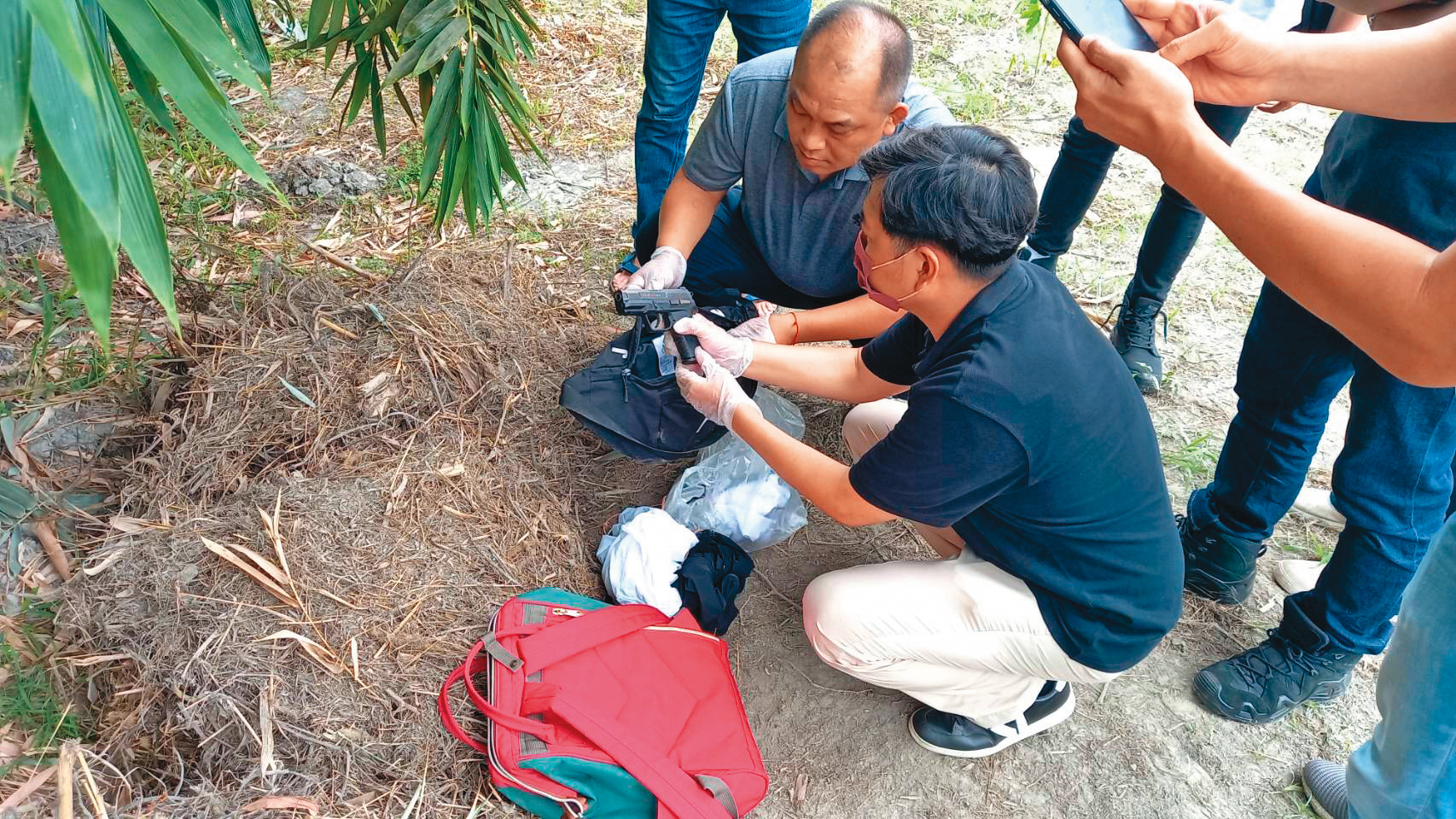 警方在花蓮一處空地草叢中，尋獲蘇男所棄置的作案槍枝。（翻攝畫面）