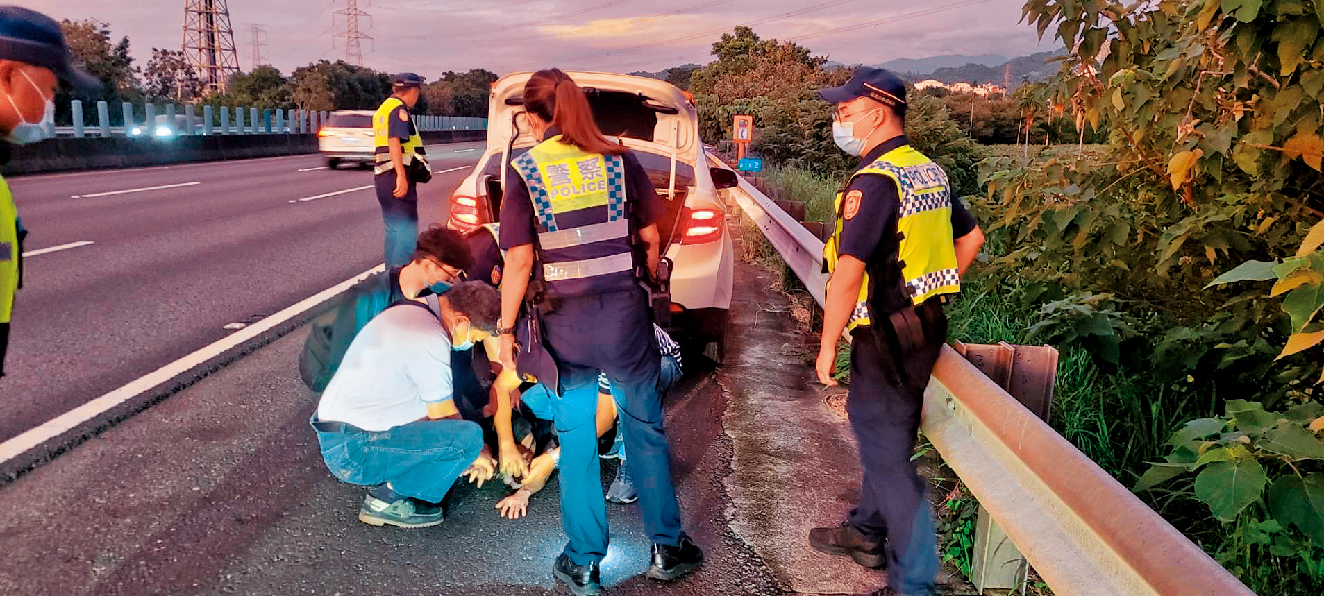 國道警察協助攔截車輛成功後，承辦警方將蘇男從後車廂拖出壓制。（翻攝畫面）