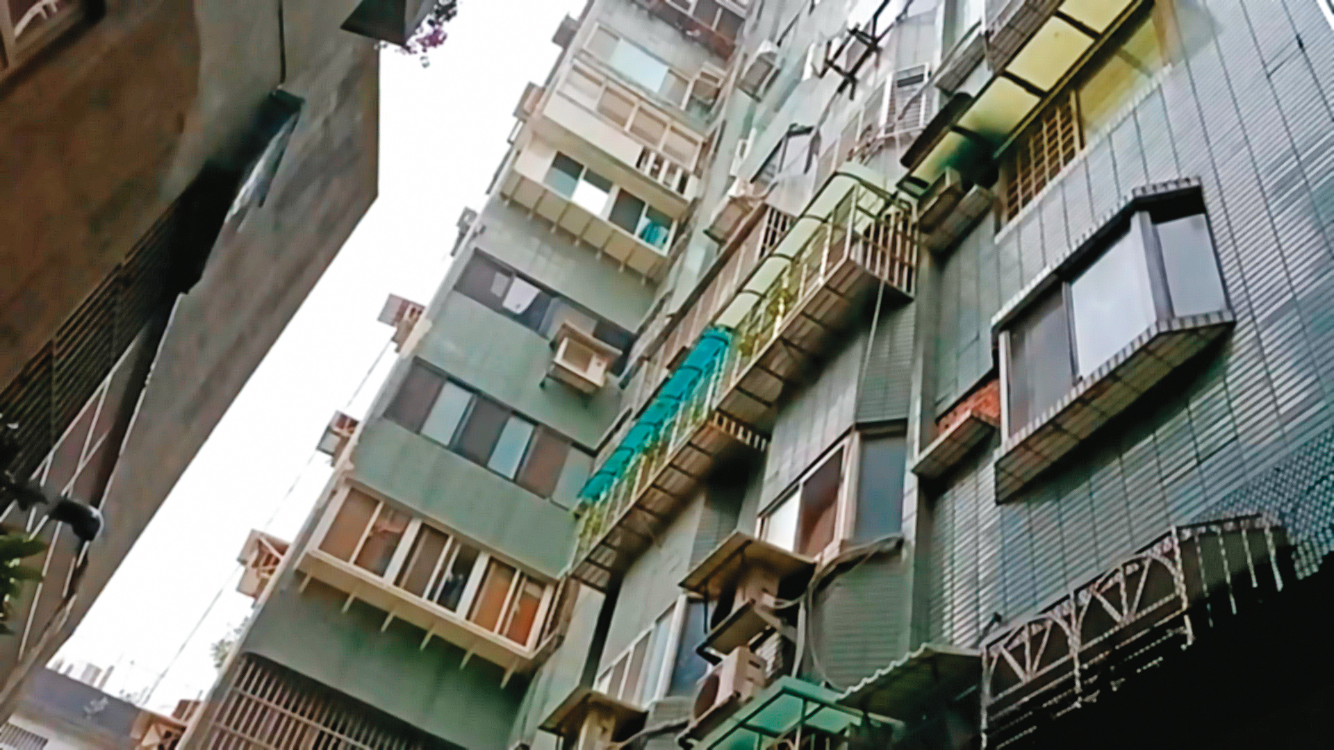 案發大樓內多為出租套房，附近住戶曾抱怨該處出入分子複雜，讓人不安。（東森新聞提供）