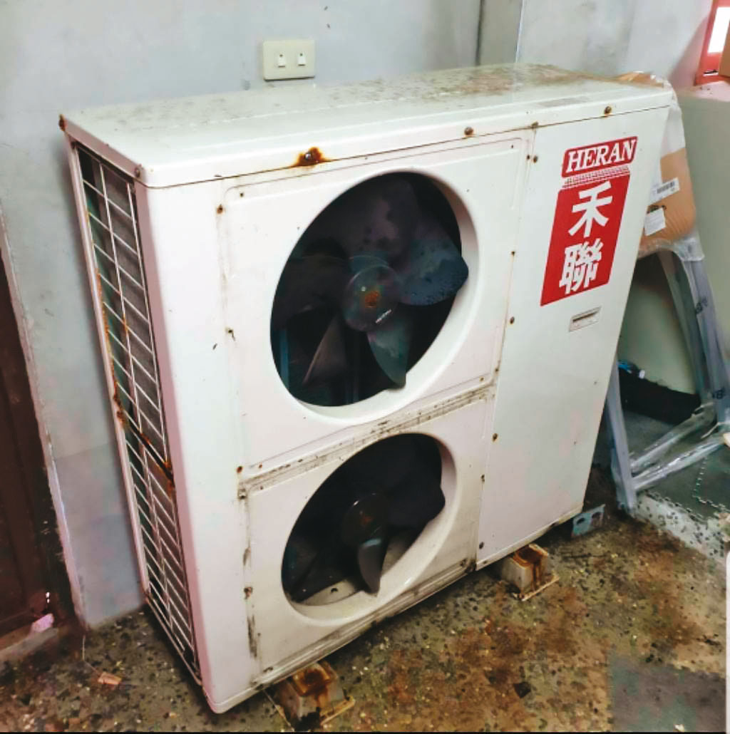 黃金博物館冷氣機慘遭2度掉包，原先堪用的機器被換成嚴重鏽蝕的爛機器，只能申請報廢。（讀者提供）