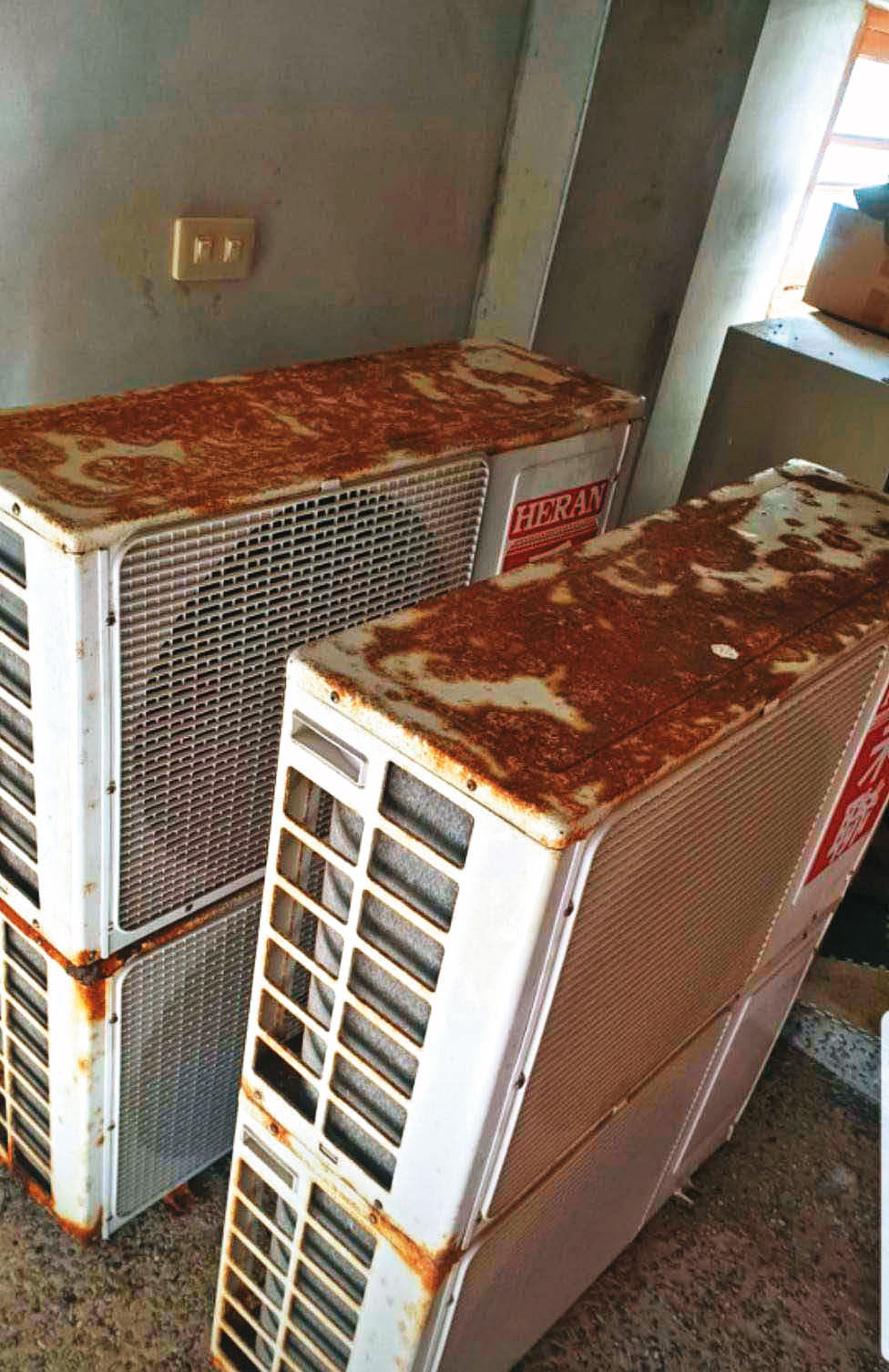 黃金博物館冷氣機慘遭2度掉包,原先堪用的機器被換成嚴重鏽蝕的爛機器,只能申請報廢。圖為遭調包冷氣。(讀者提供)