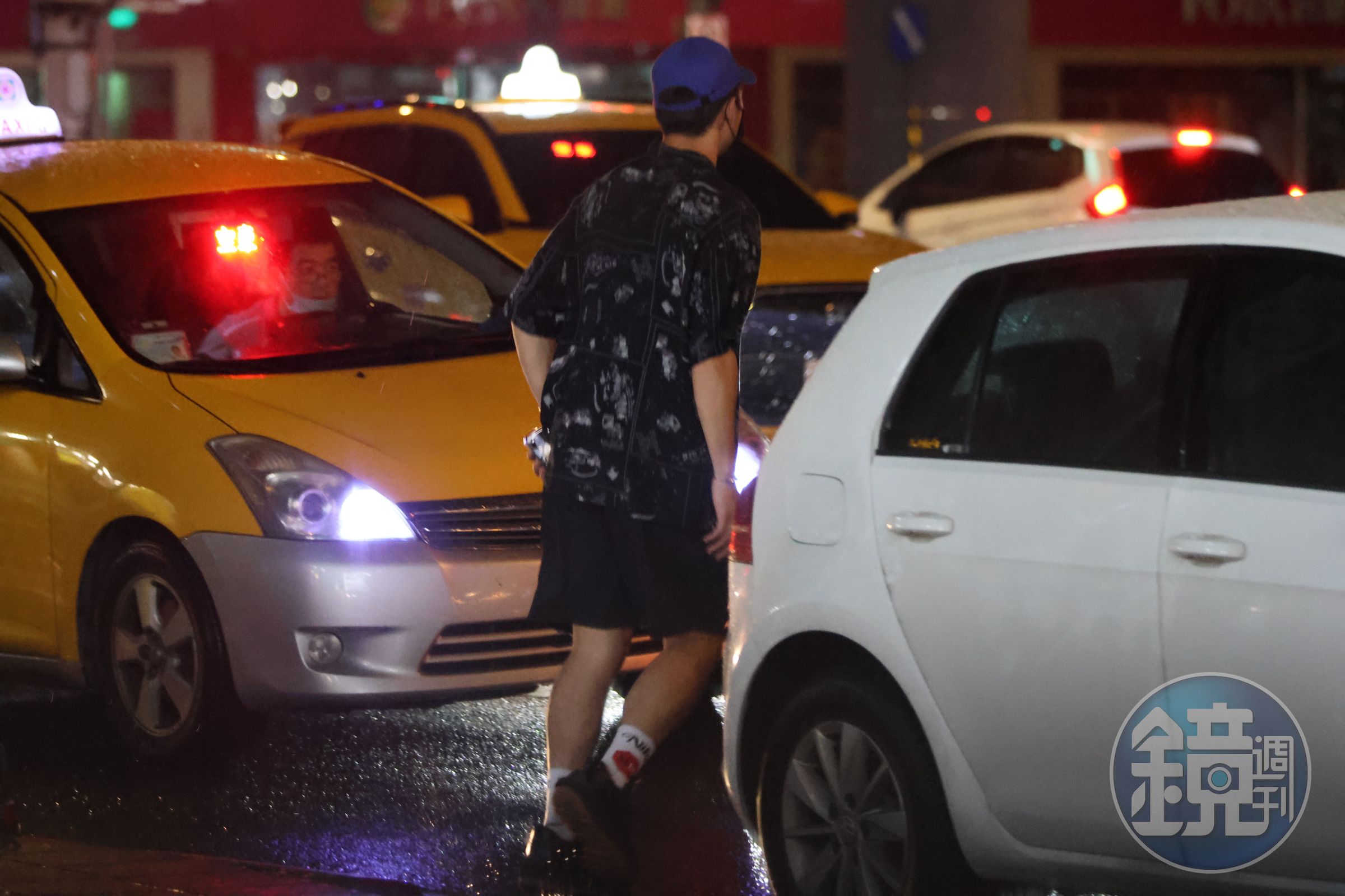 陳昊森結束所謂上一場唱歌局時,穿過車陣找到魏如萱,腳步非常堅定。(本刊資料照)
