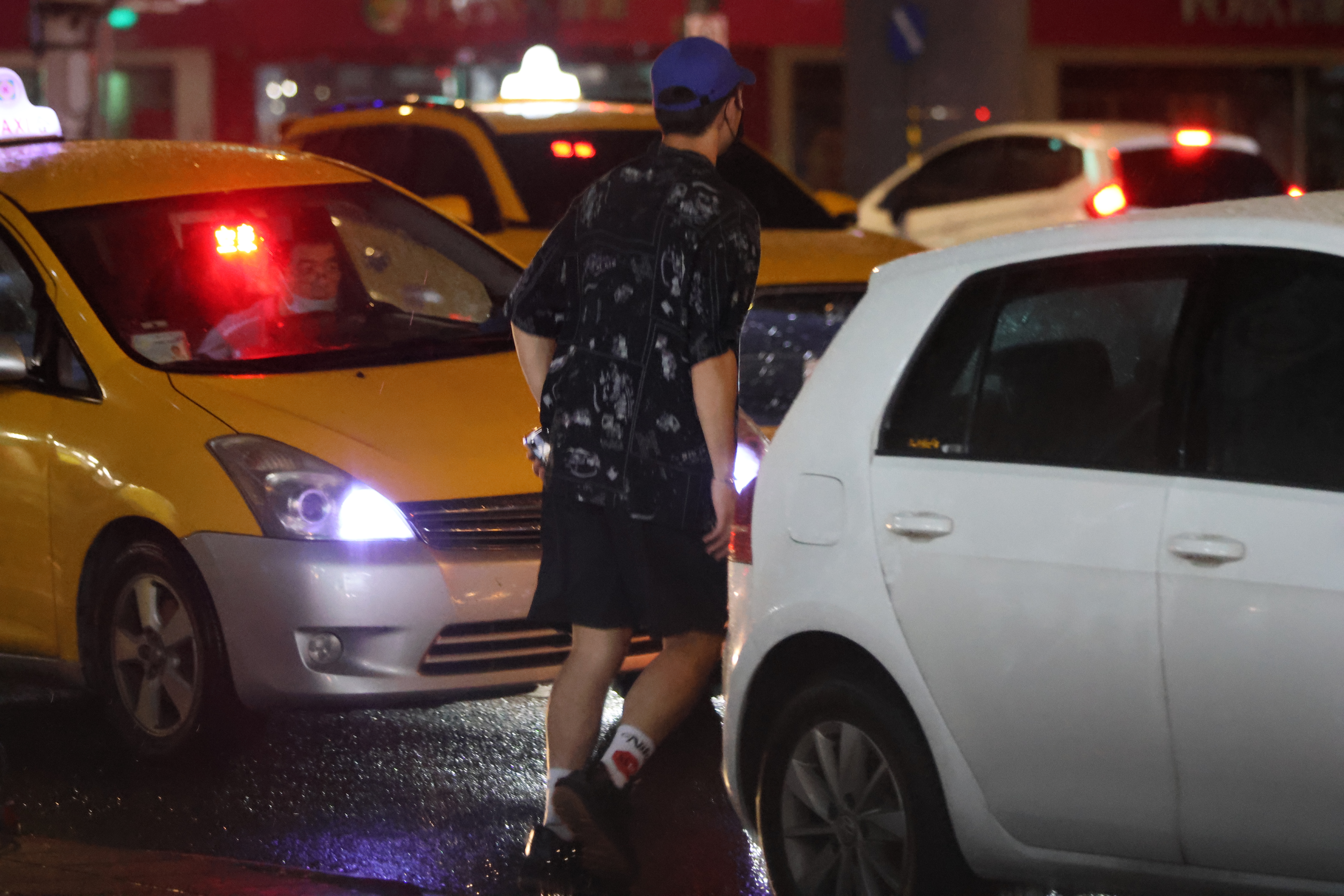 陳昊森結束所謂上一場唱歌局時,穿過車陣找到魏如萱,腳步非常堅定。(本刊資料照)