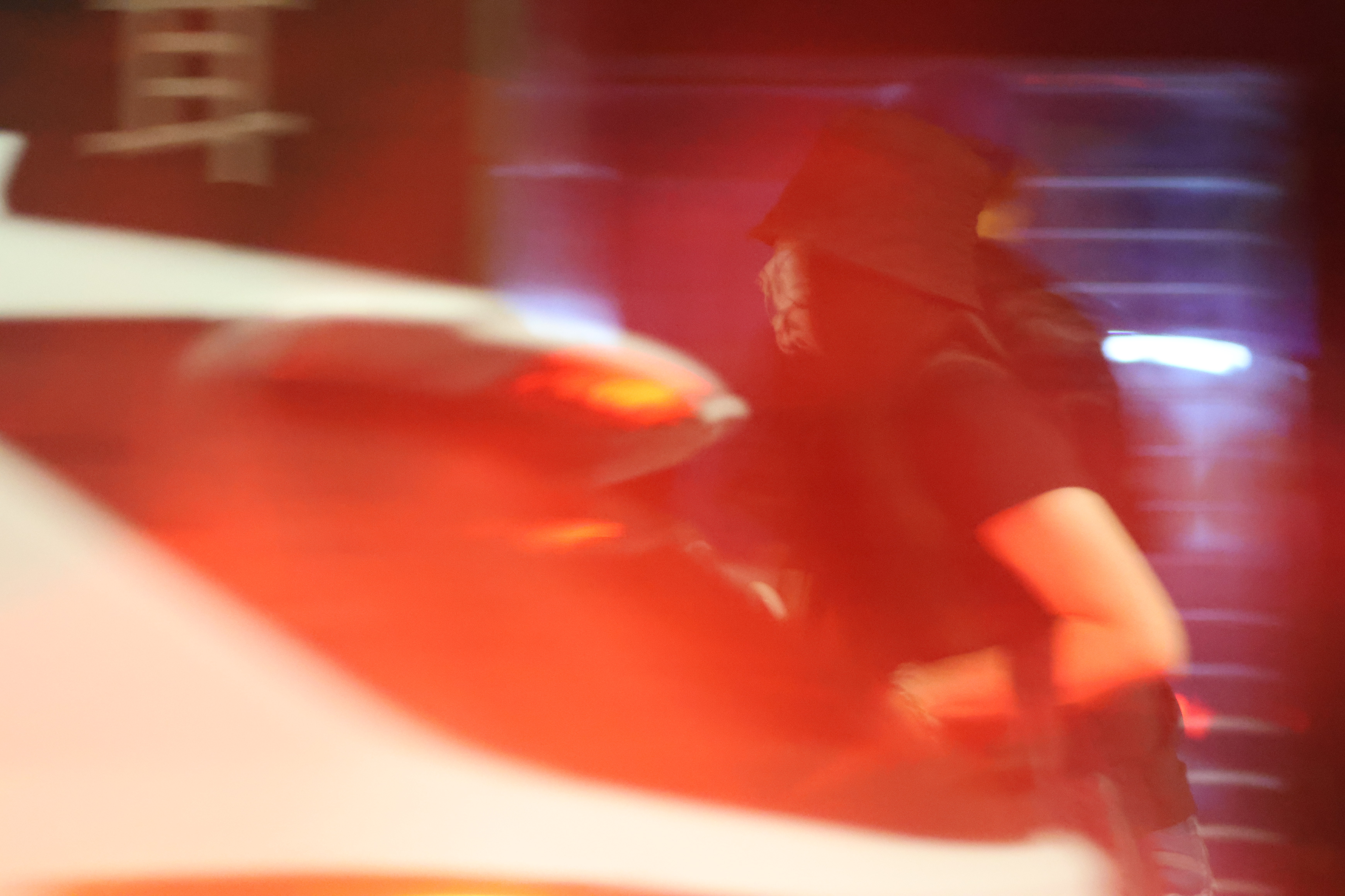 魏如萱跟在陳昊森身後一前一後下車,沒什麼扶持的動作。(本刊資料照)