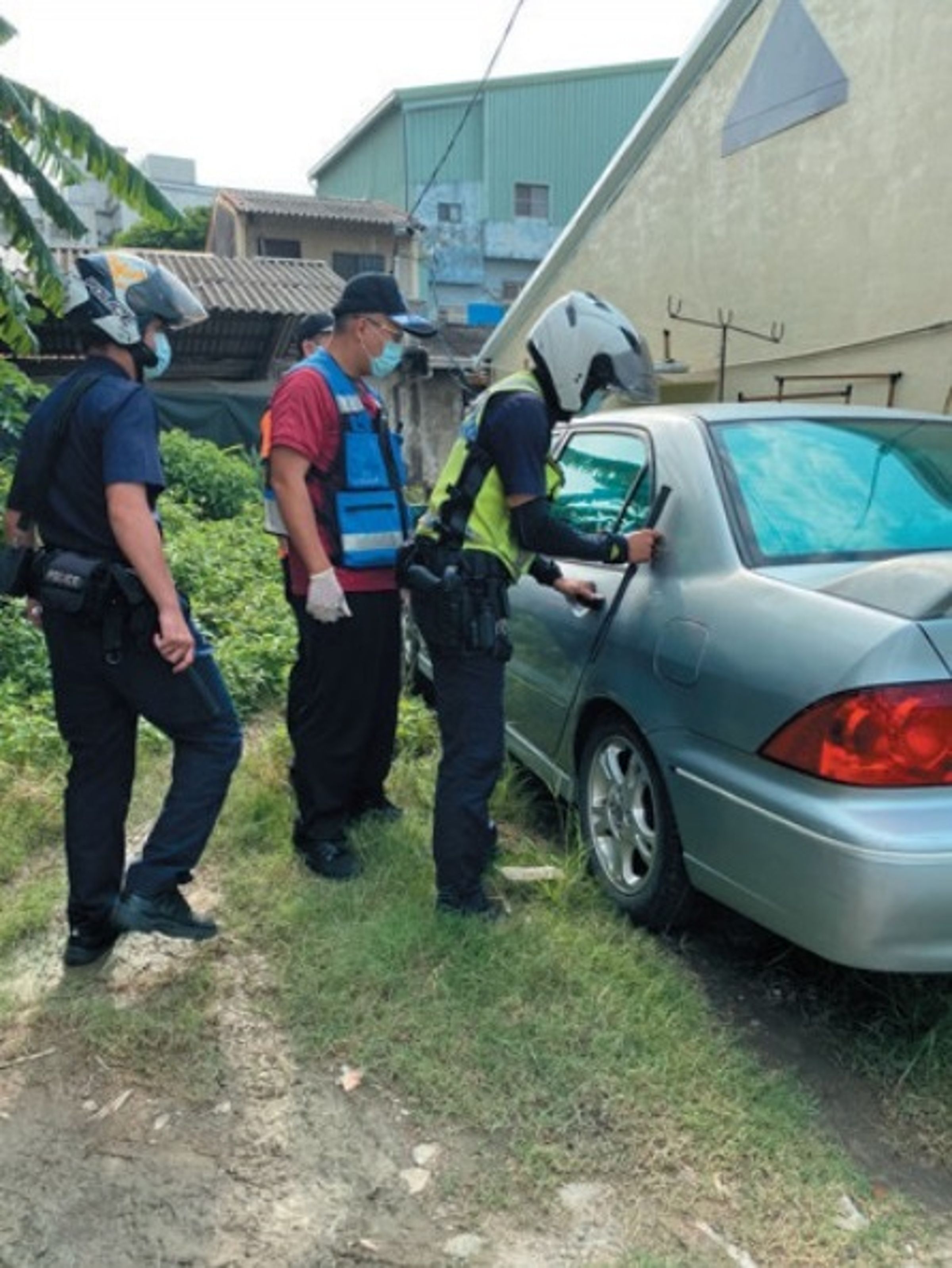 精神個案將自己鎖在車內,心理衛生社工聯繫警消至現場勸導個案下車,解除危機。(照片提供:李社工)