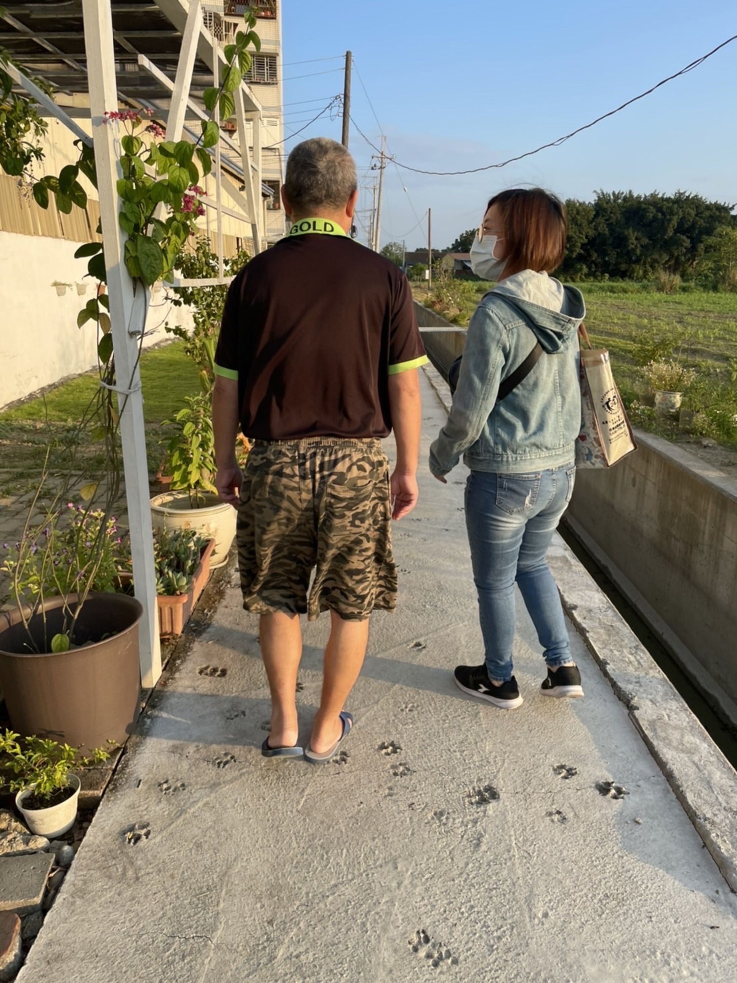 在強化社會安全網計畫支持下,個案就醫後情緒穩定,復歸社區生活,由心理衛生社工陪同,引導外出散步。(照片提供:李社工)