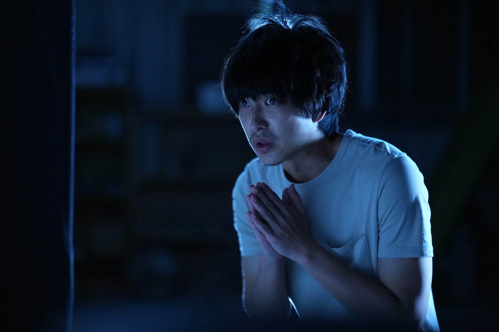 頂著鳥窩頭的曾敬驊衰尾男,突破過往的帥氣形象,戲路大突破。(甲上提供)