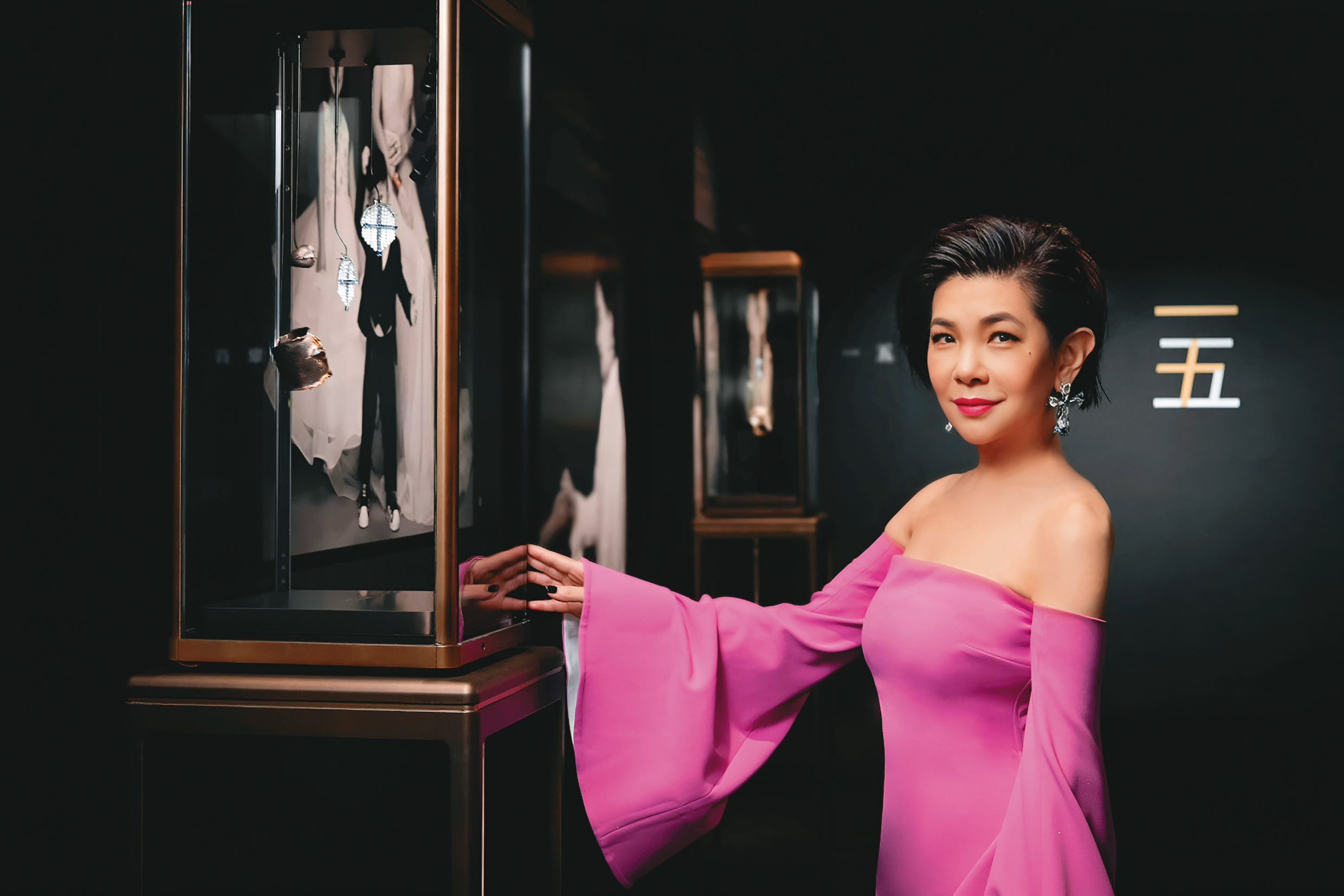 張清芳舉行「一五一十．讓愛聚首」慈善公益攝影展，華麗現身展現大明星風采。（CINDY CHAO提供）