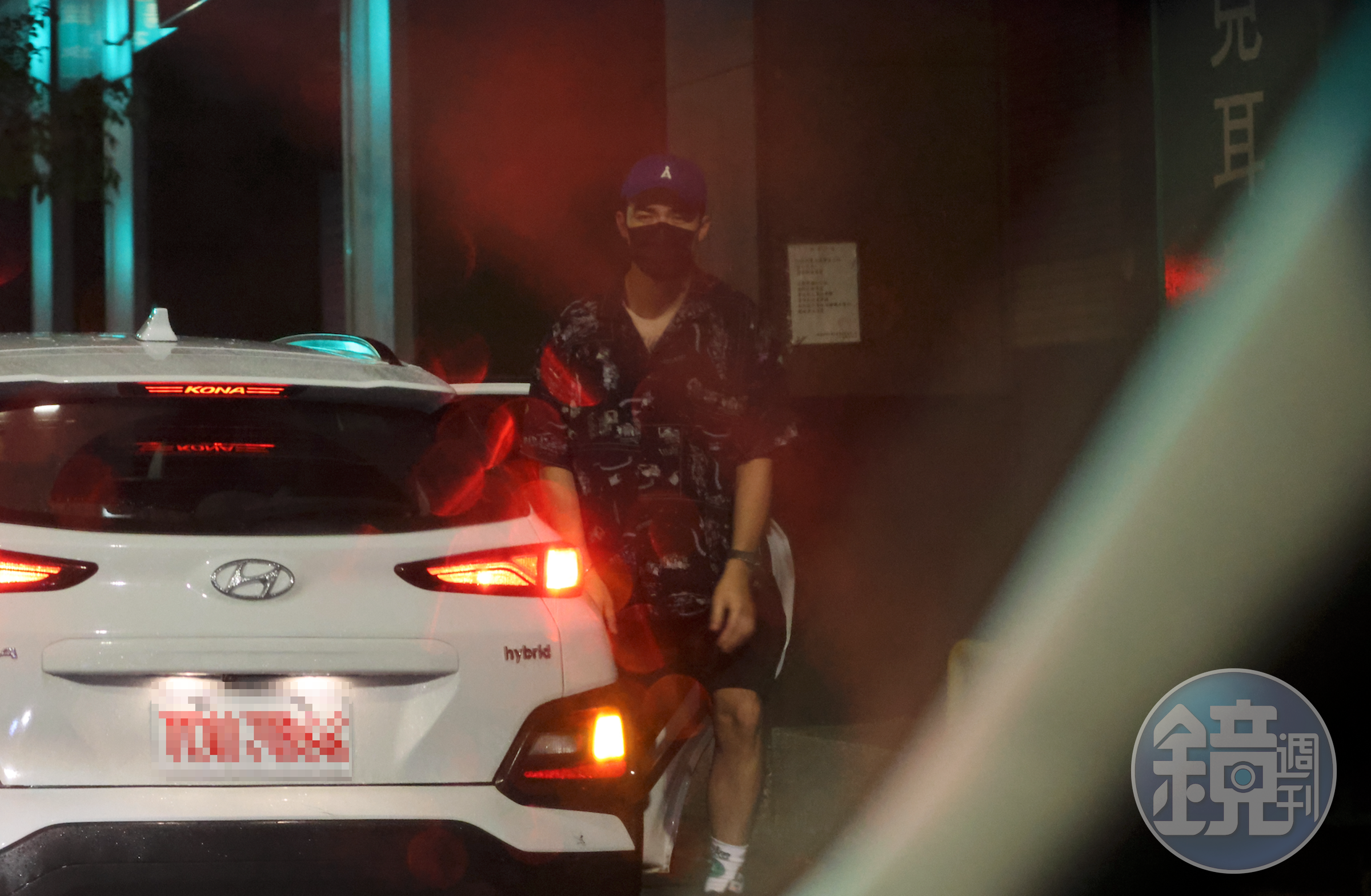 到了陳昊森家下車時,陳昊森腳踩路面非常穩當,而且先行準備往家門走去。(本刊資料照)