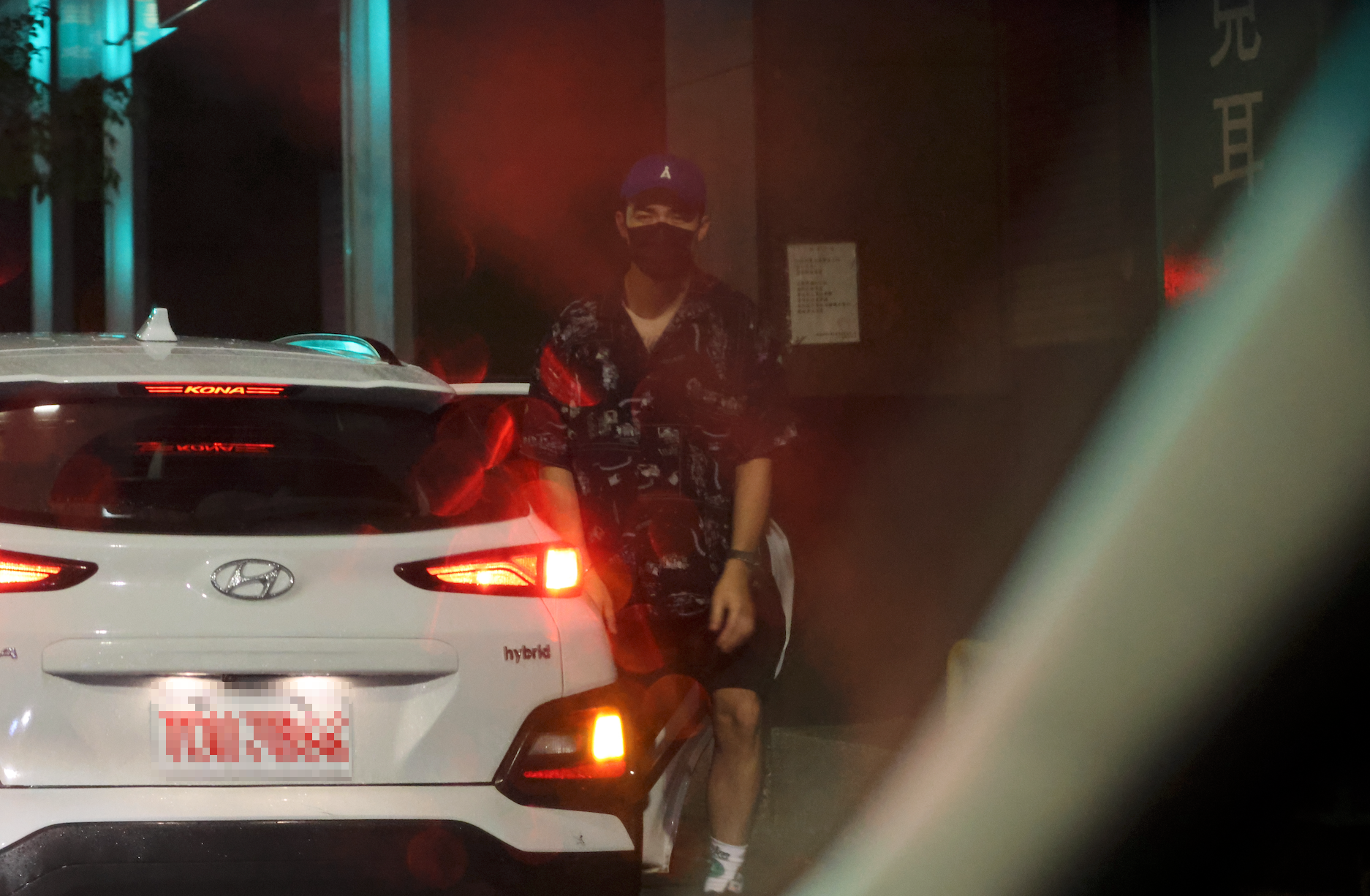 到了陳昊森家下車時,陳昊森腳踩路面非常穩當,而且先行準備往家門走去。(本刊資料照)