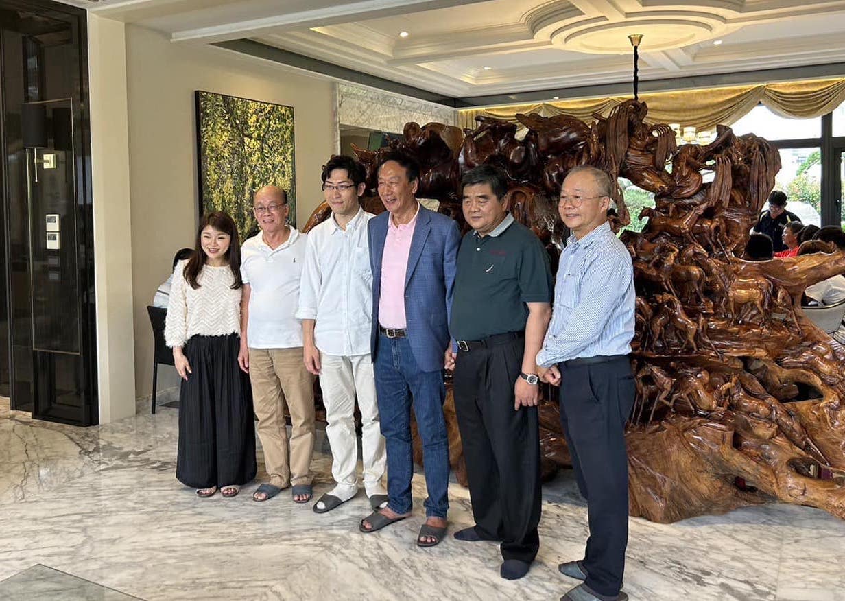 郭台銘（右三）與張榮味（右二）見面。（翻攝錢子的大白話臉書）