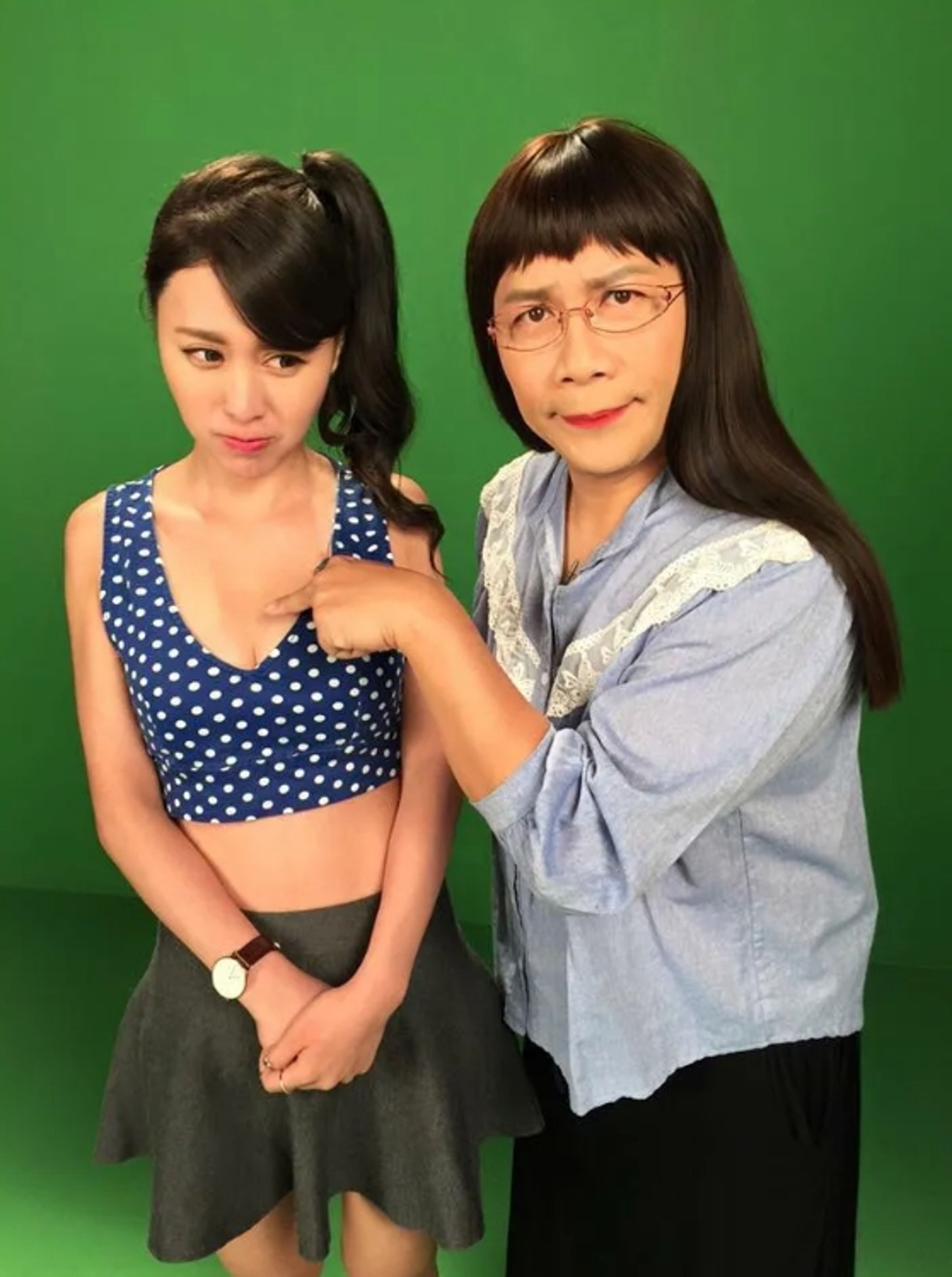 當年米恩綺PO出與許傑輝的合照，可見許傑輝手指相當靠近女方胸部。（翻攝自米恩綺臉書）