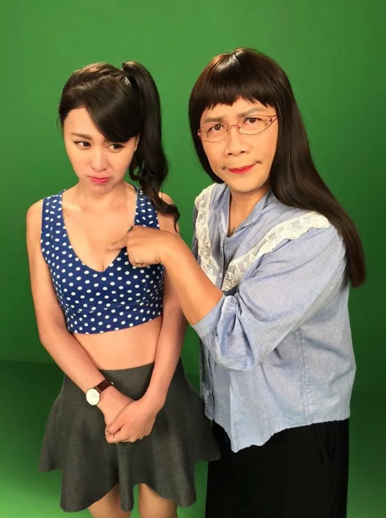 當年米恩綺PO出與許傑輝的合照，可見許傑輝手指相當靠近女方胸部。（翻攝自米恩綺臉書）