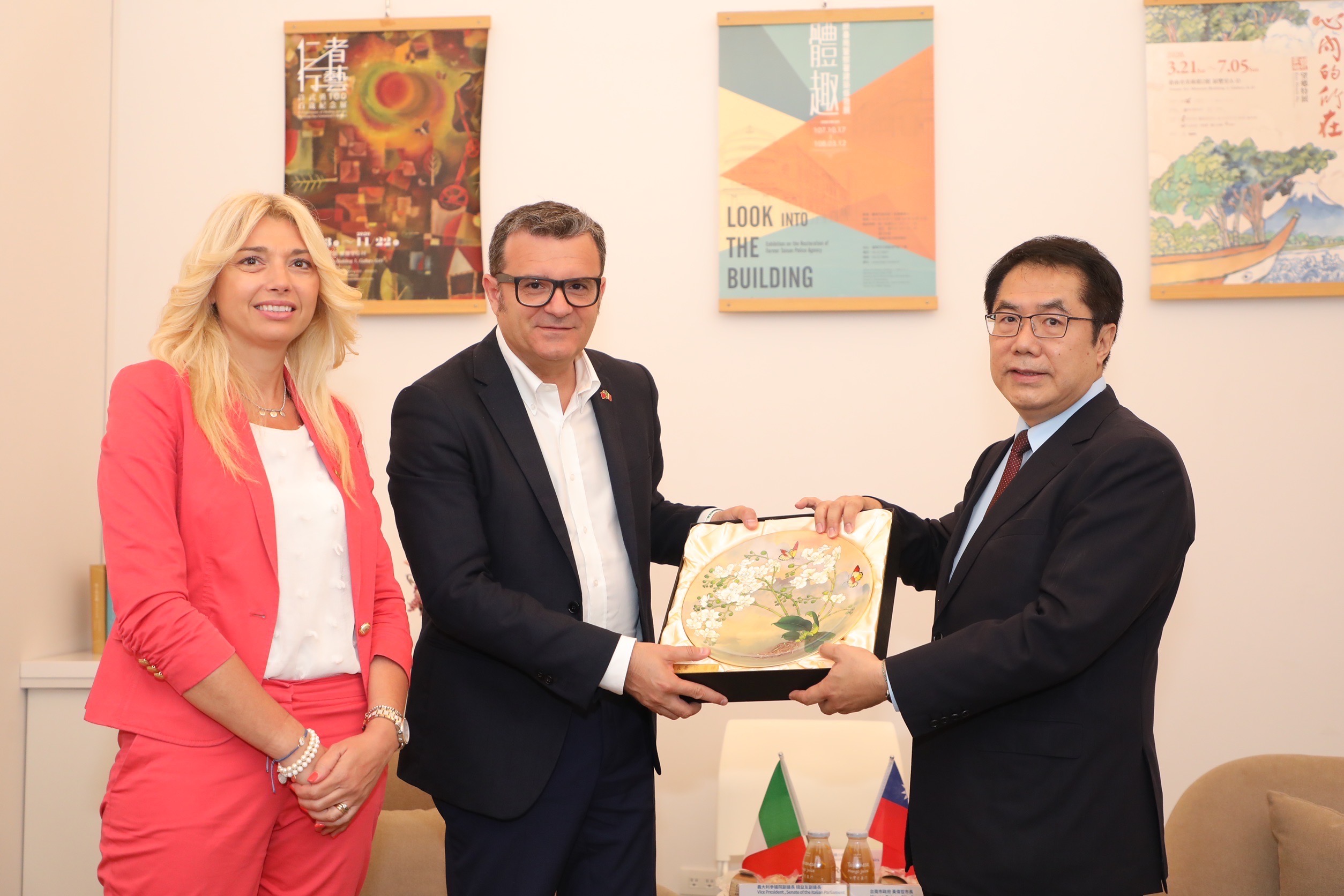 義大利參議院副議長錢益友(中)及參議員慕雷莉(左)拜會台南市長黃偉哲。(台南市政府提供)