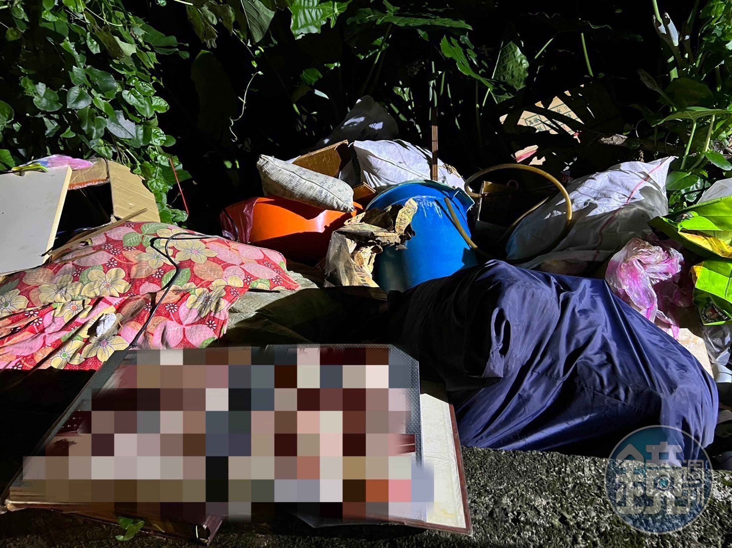 警方躲在墓碑後埋伏,果真順利逮捕傾倒廢棄物的嫌犯。(翻攝畫面)
