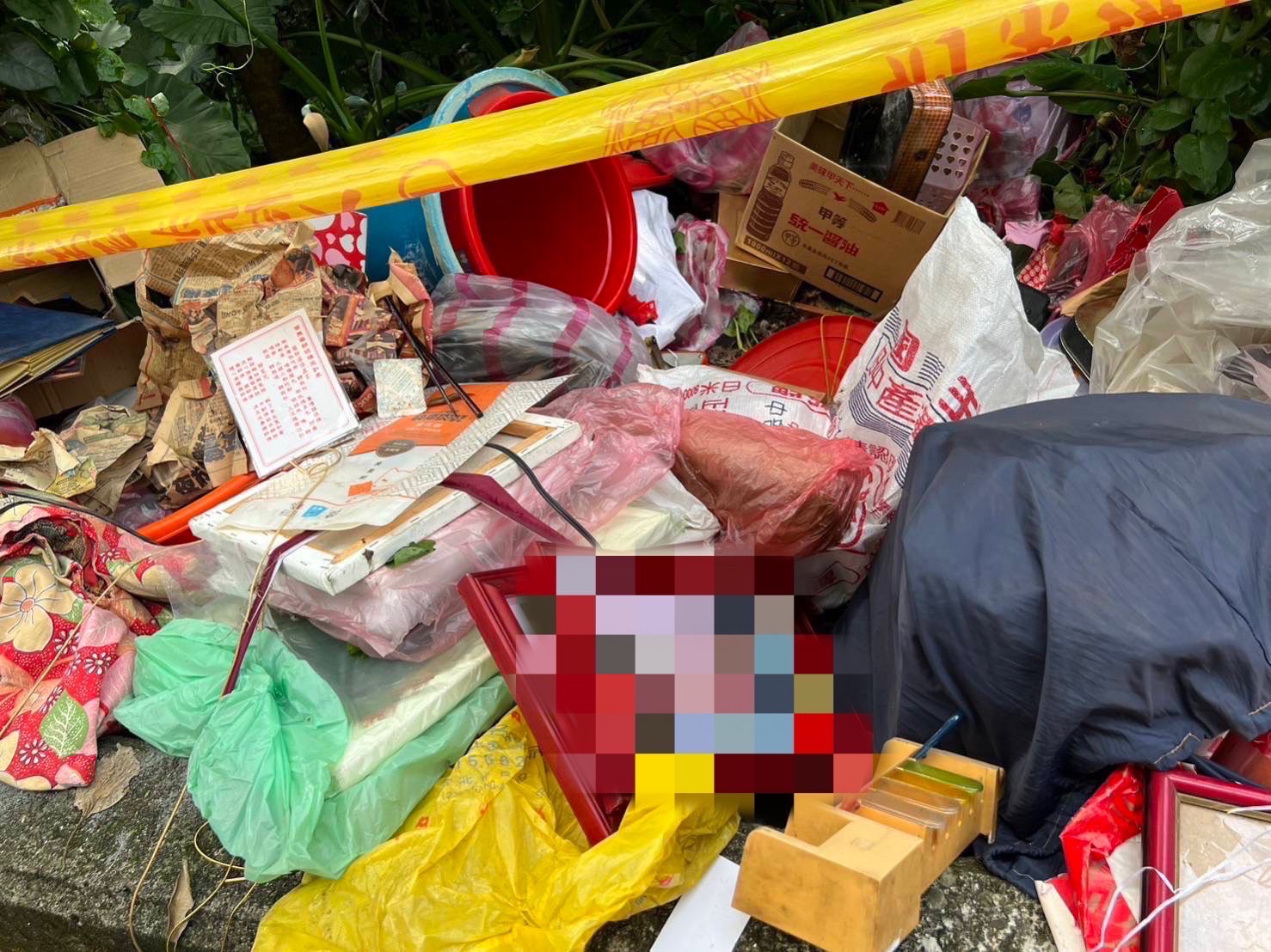 李姓及王姓2人趁夜將載運的裝潢廢棄物傾倒在公墓區。(翻攝畫面)