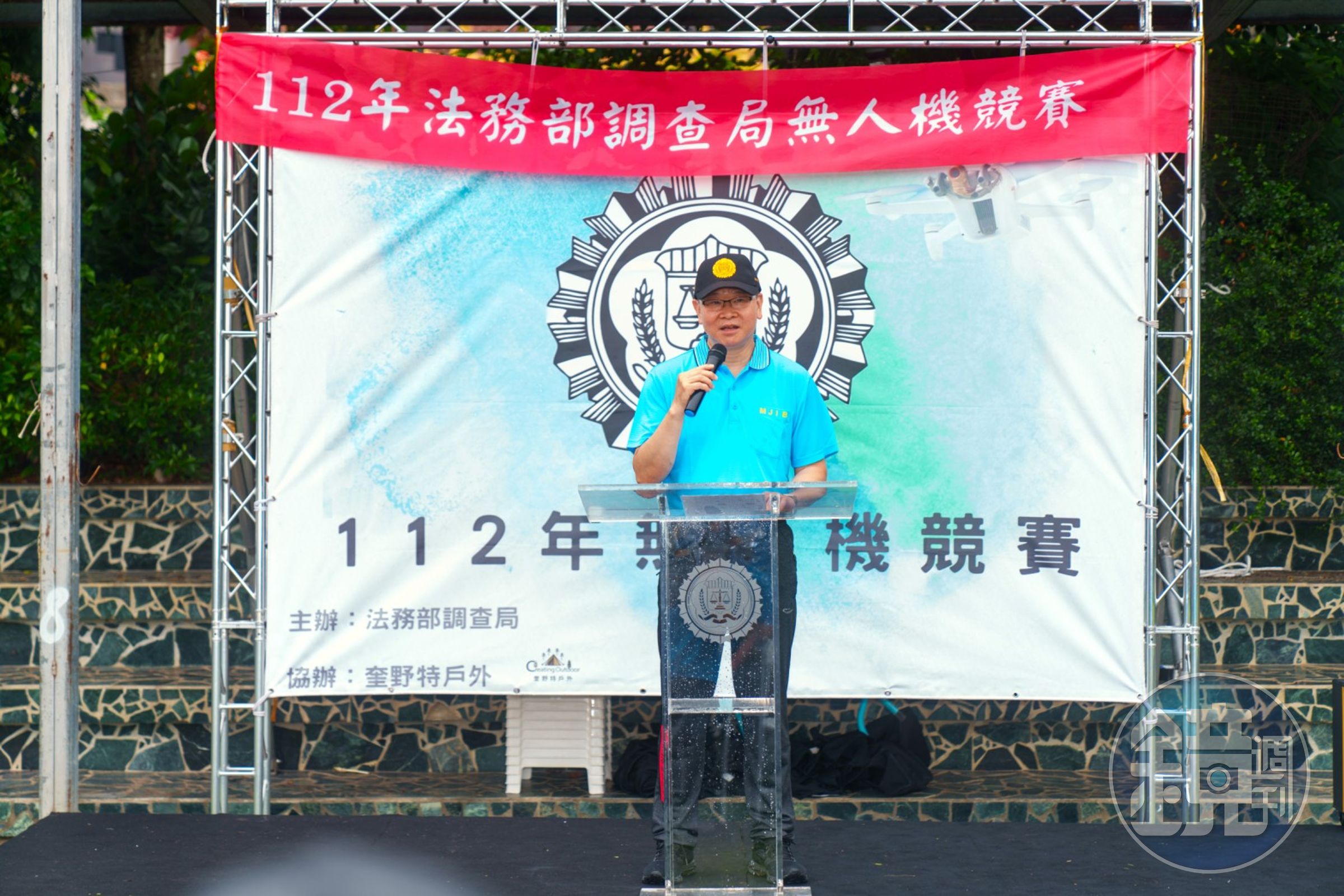 王俊力主持法務部調查局112年無人機競賽,並與競賽同仁合影留念。(調查局提供)