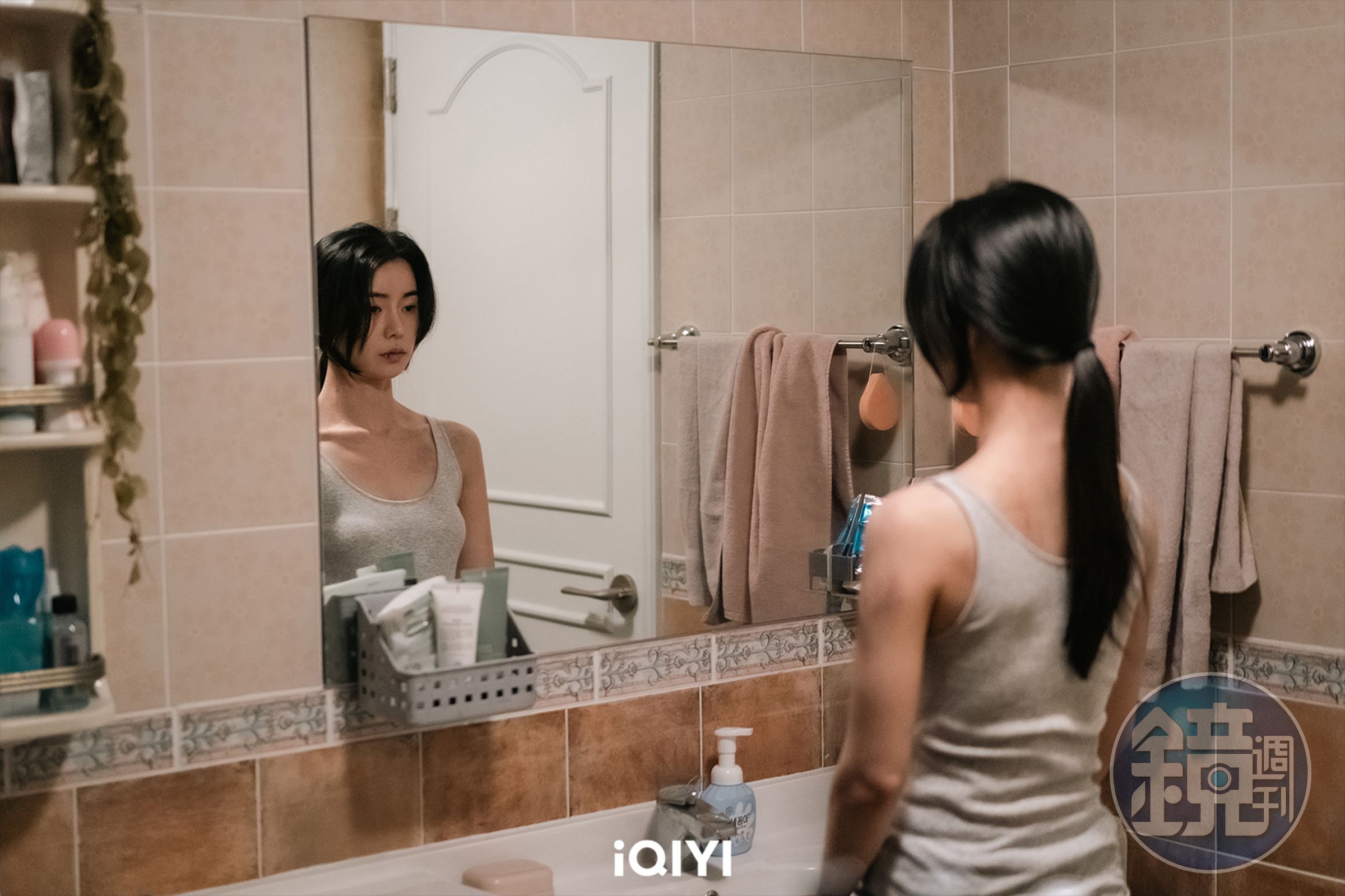 林知衍在前作《黑暗榮耀》盛氣凌人霸凌看不順眼的人，這次在《有院子的家》飾演遭家暴孕妻。（愛奇藝國際站提供）