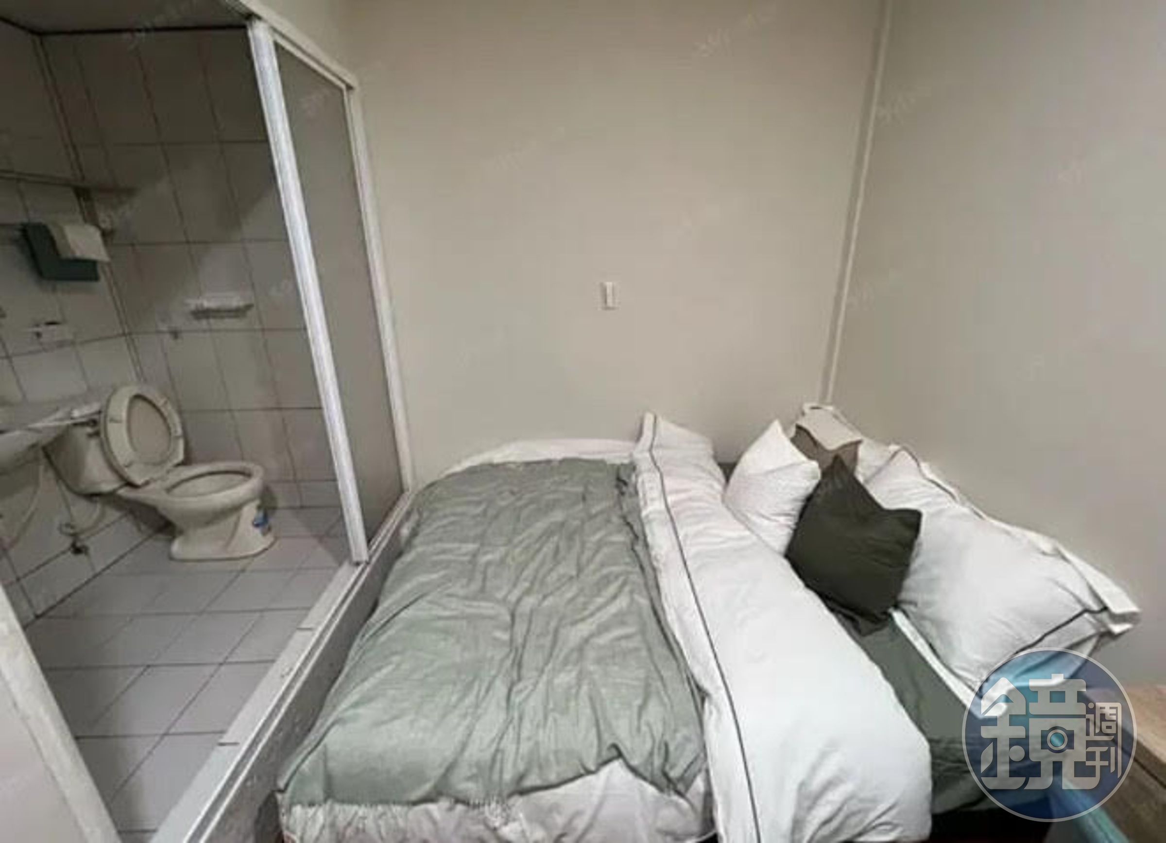 網友抱怨奇葩的租屋格局,居然廁所大門緊臨雙人床,床尾正對廁所。(翻攝Dcard)