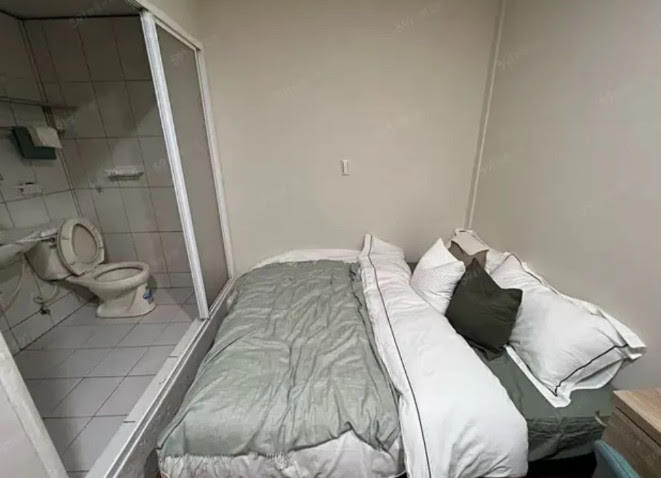 網友抱怨奇葩的租屋格局，居然廁所大門緊臨雙人床，床尾正對廁所。（翻攝Dcard）