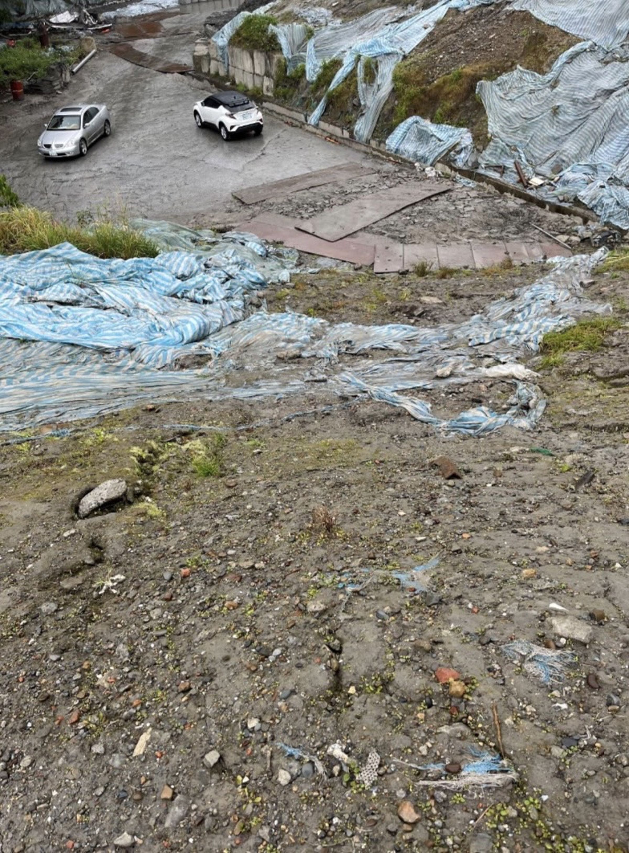 磊駿土資場堆放土石數量已超過法定暫存量，遇大雨或颱風恐發生土石流。（林柏蒼提供）