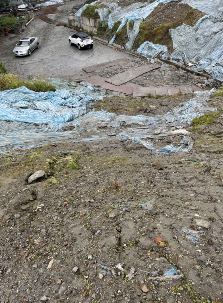 磊駿土資場堆放土石數量已超過法定暫存量，遇大雨或颱風恐發生土石流。（林柏蒼提供）