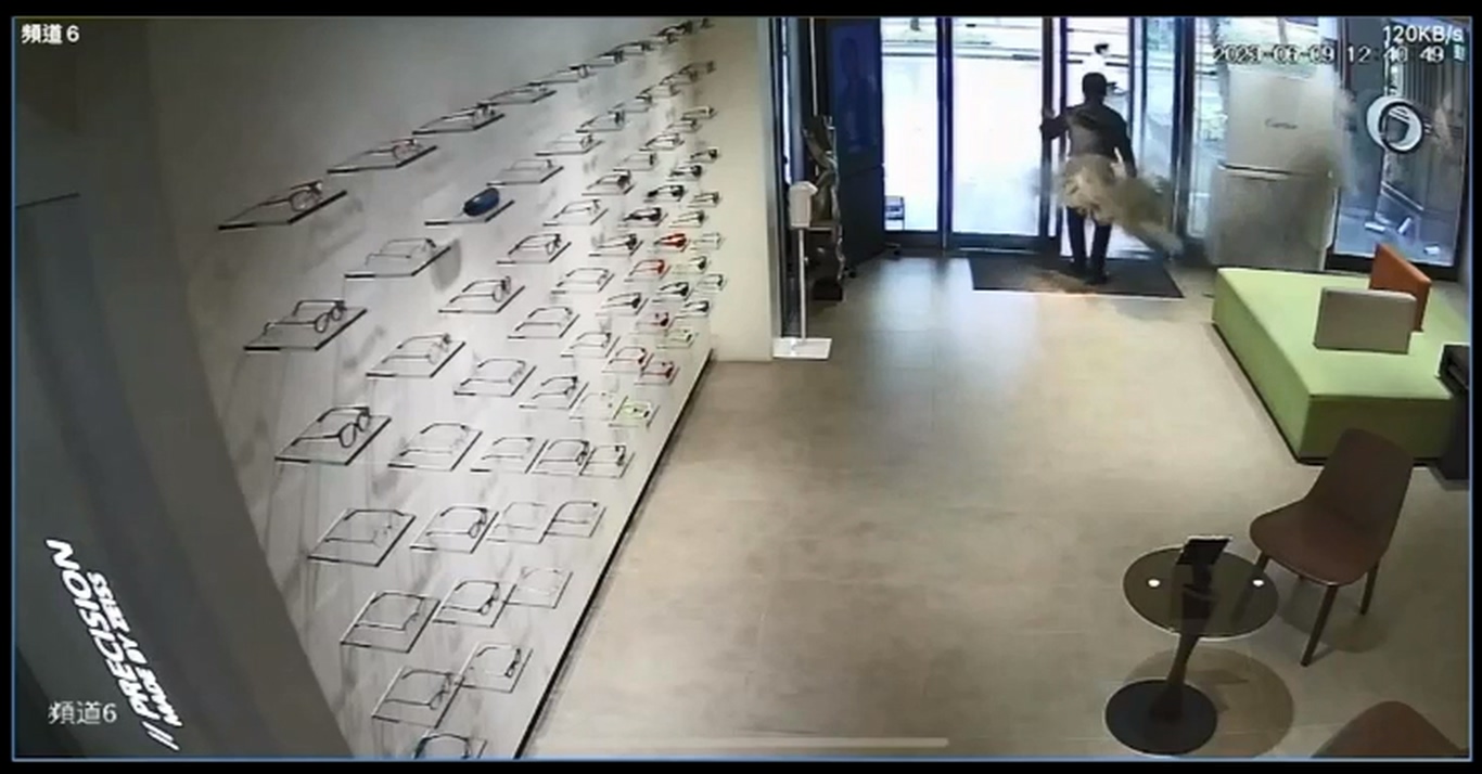 診所員工將煙霧彈扔出所外。（警方提供）