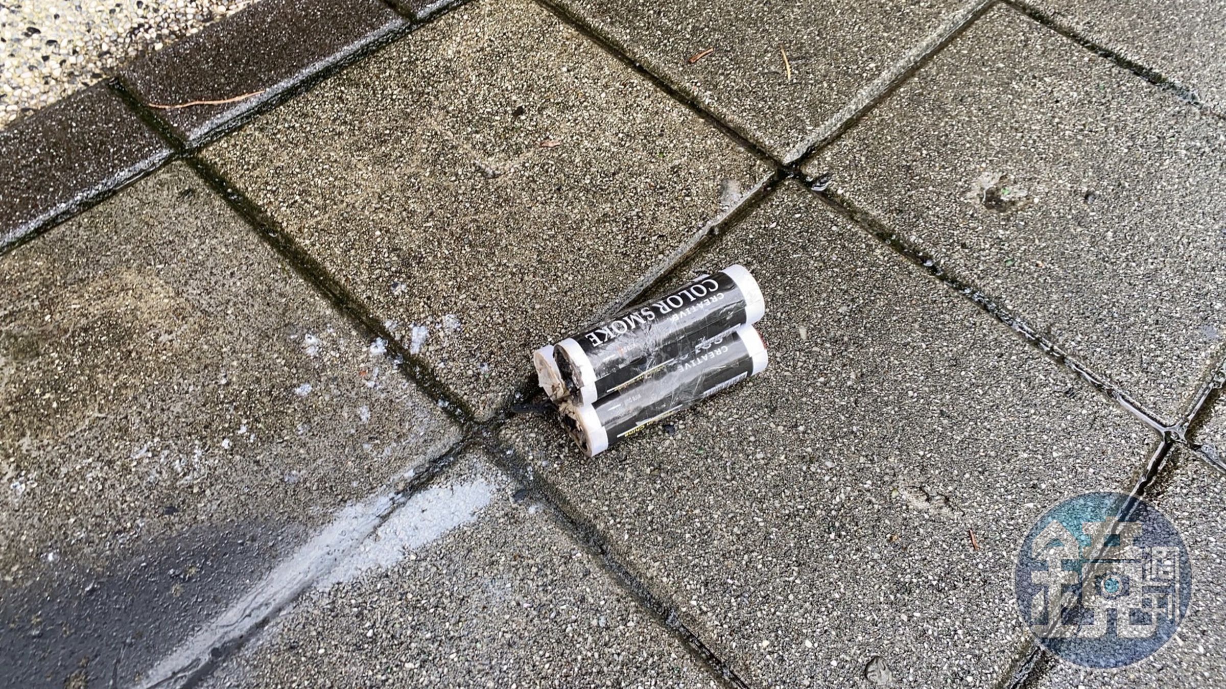 地上遺留的煙霧彈。（警方提供）