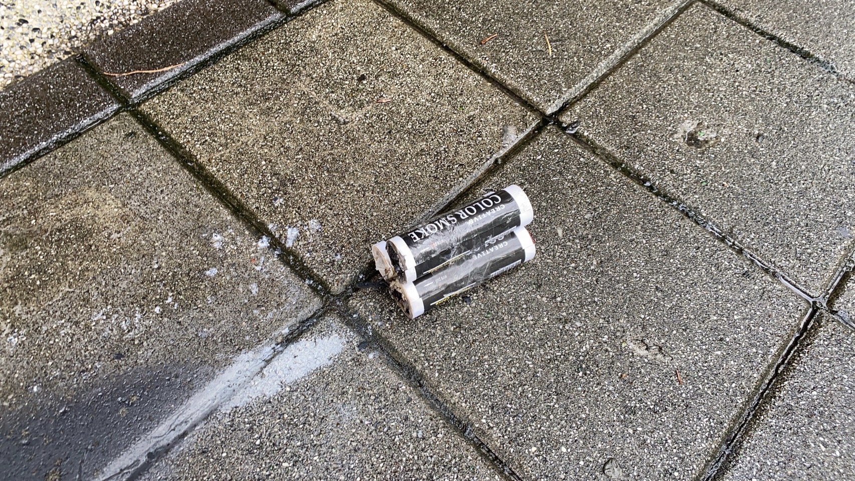 地上遺留的煙霧彈。（警方提供）