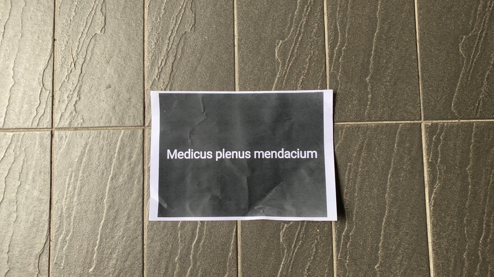 歹徒留下的宣傳彈。（警方提供）