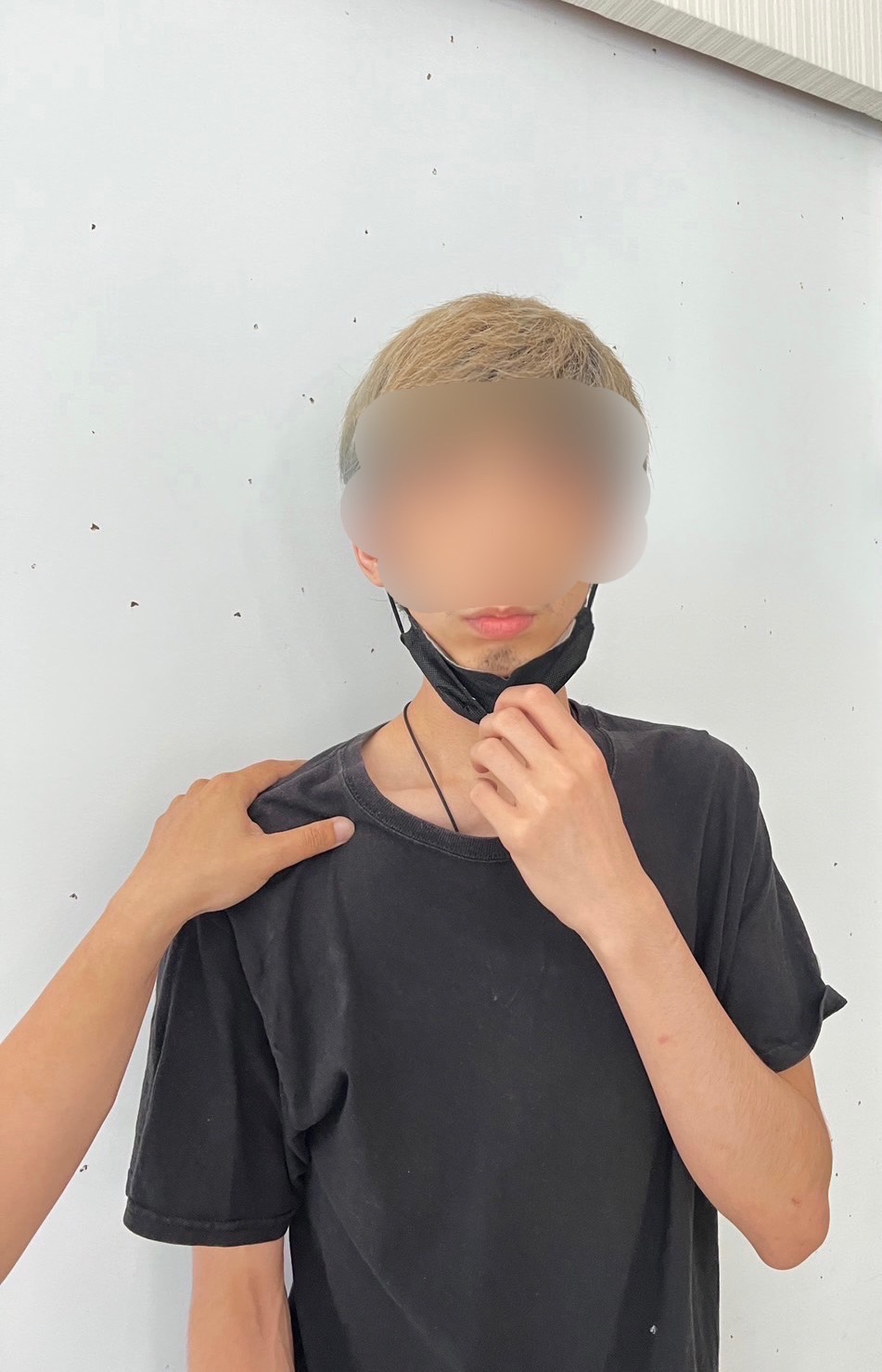 警方逮捕扔煙霧彈的沈嫌。（警方提供）