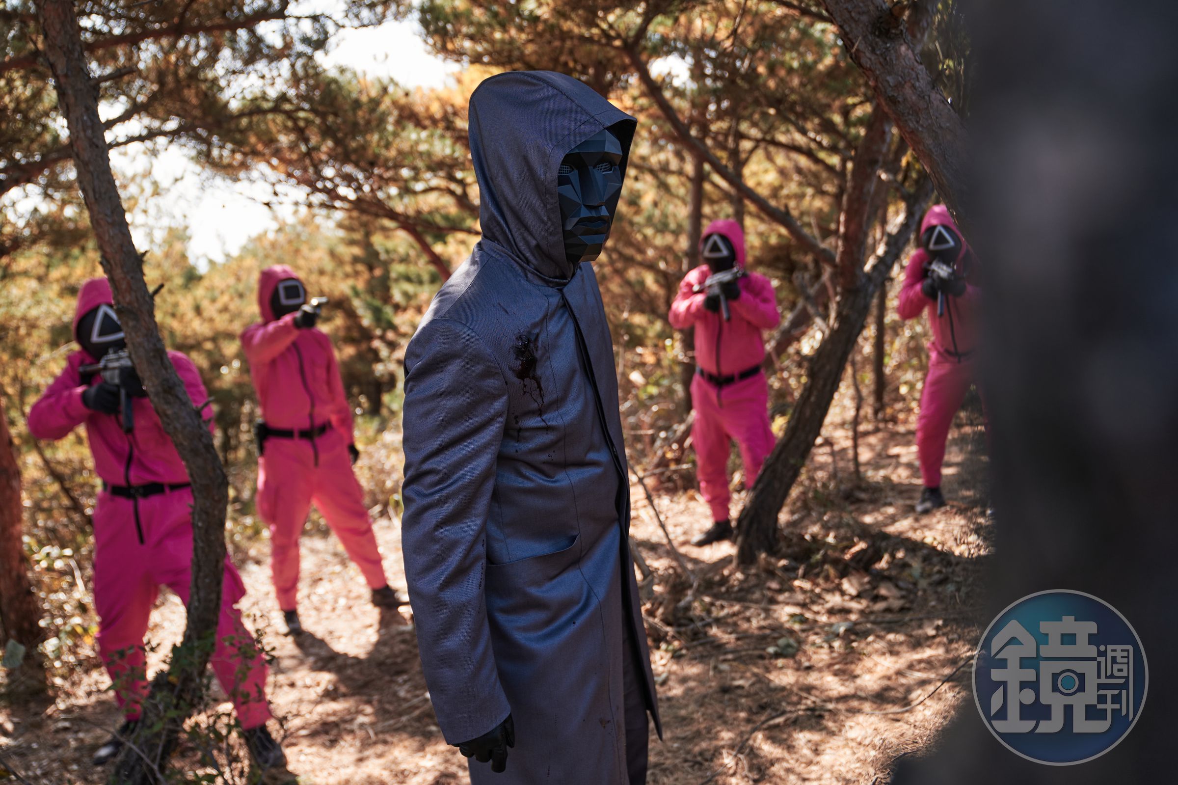 從頭到尾都以面具示人的神秘人物,到了第2季會露臉嗎?(Netflix提供)