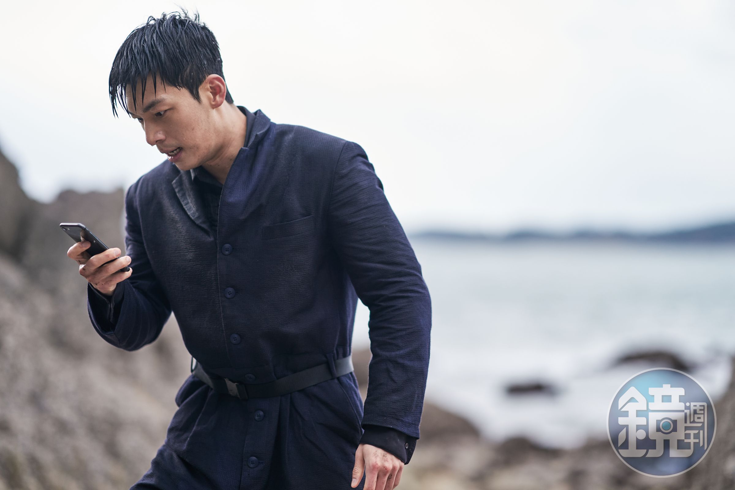 黃俊昊差一點就要揭發神秘組織的真相,然後就中彈了。(Netflix提供)