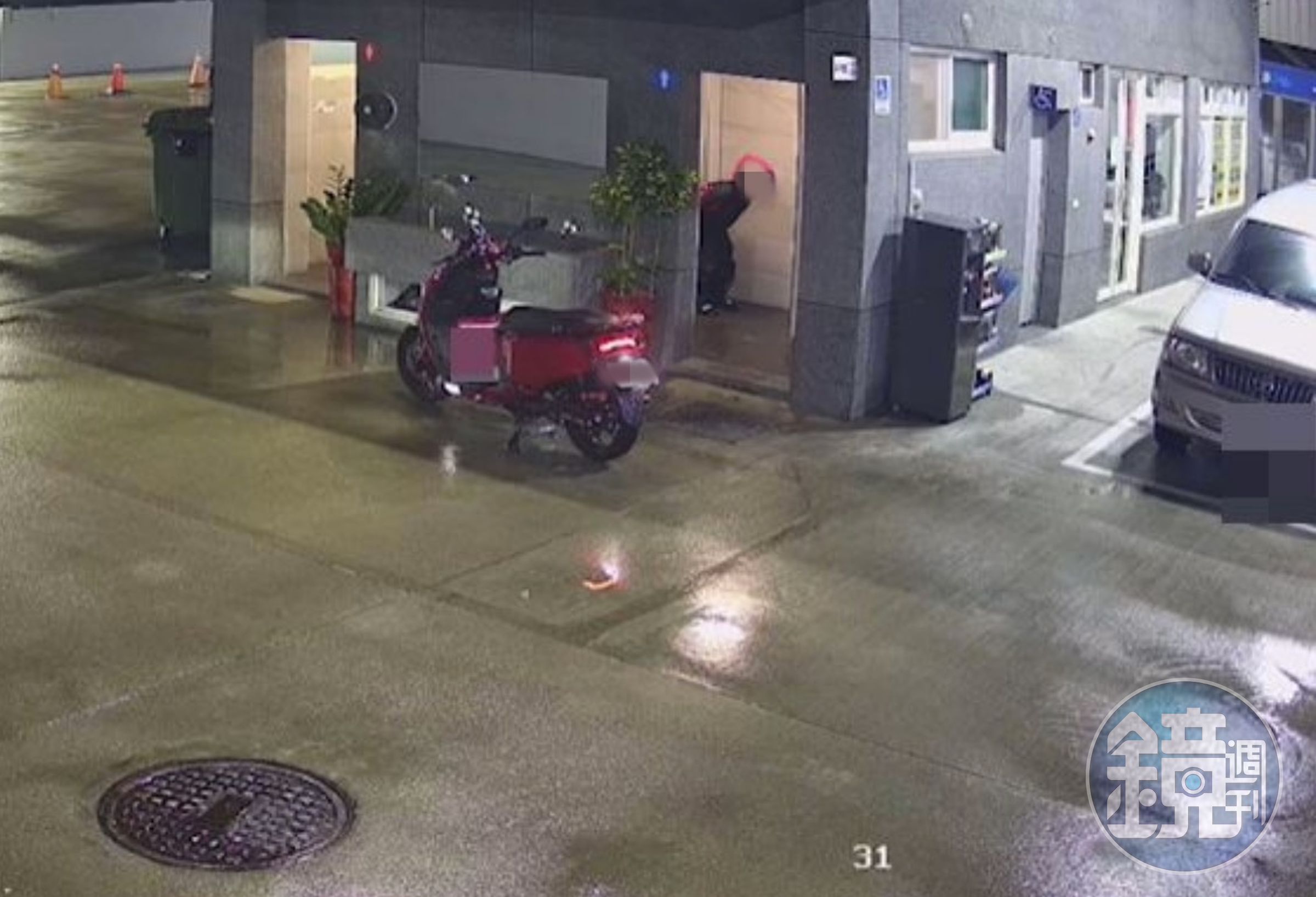 外送員拉在小便斗畫面曝光引起討論，不少網友留言譴責。（翻攝爆料公社）