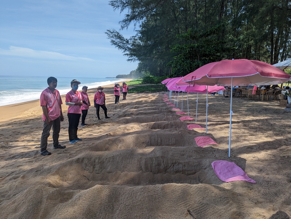 邁拷當地的地方創生想出為遊客做「沙浴」。