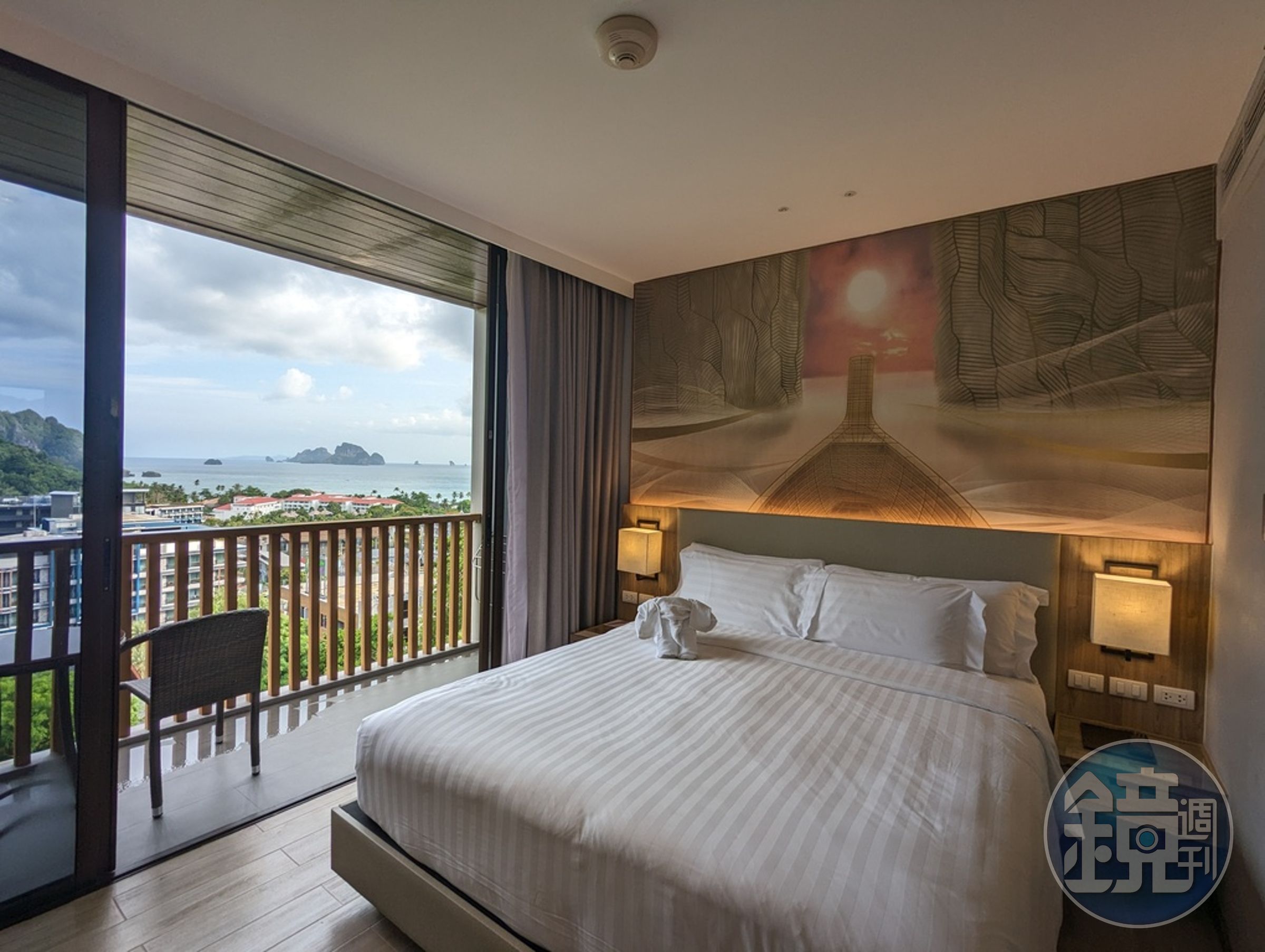 位於喀比奧南海灘的Holiday Inn Resort,房間不大但也能遙望山壁和海景。