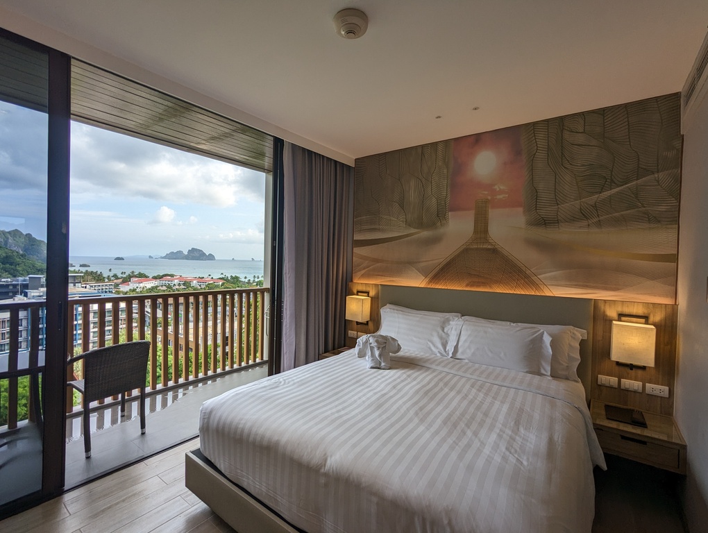 位於喀比奧南海灘的Holiday Inn Resort，房間不大但也能遙望山壁和海景。 